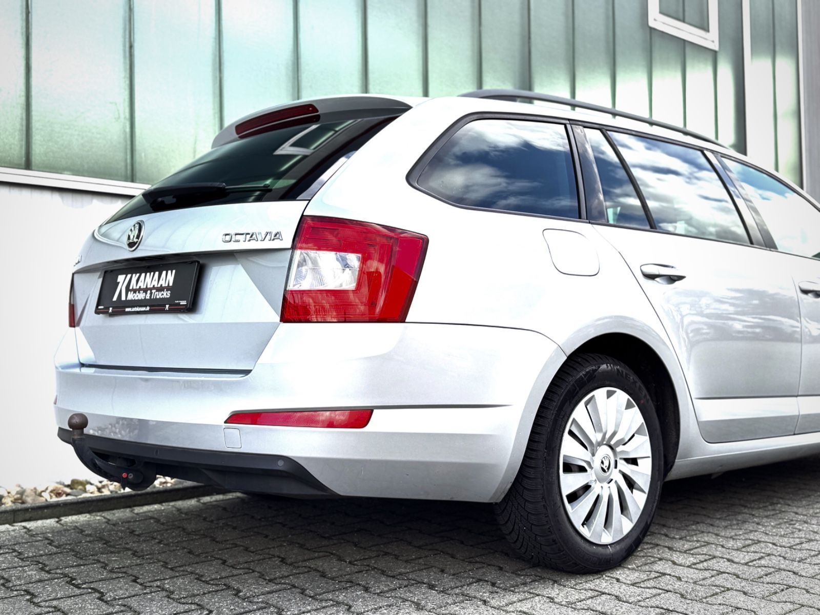 Fahrzeugabbildung SKODA Octavia 2.0 TDI Combi Ambition *DSG|AHK|NAVI*