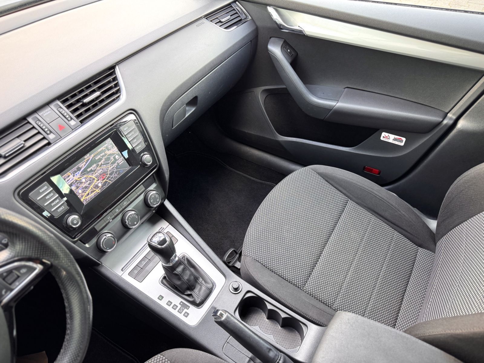 Fahrzeugabbildung SKODA Octavia 2.0 TDI Combi Ambition *DSG|AHK|NAVI*