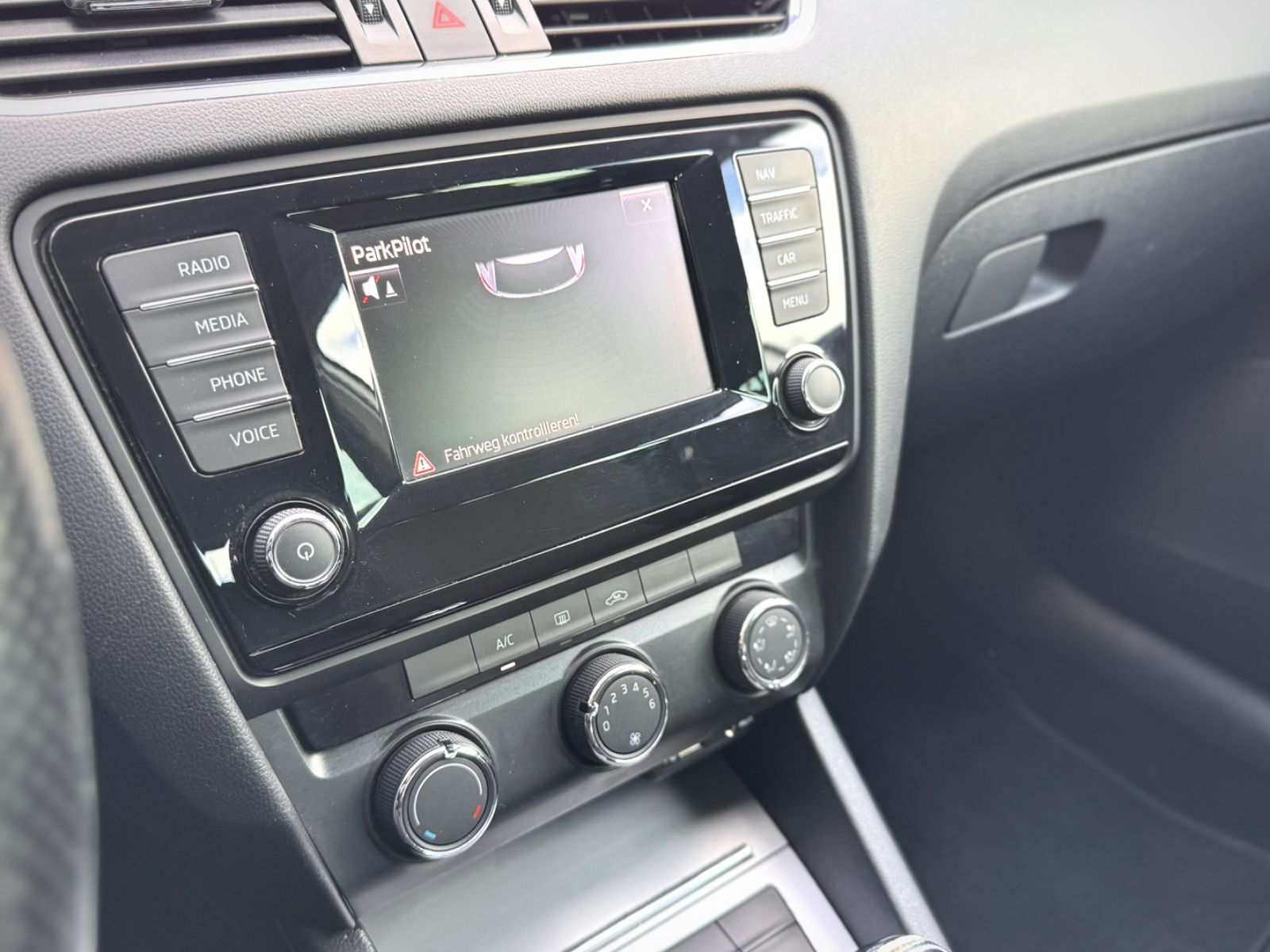 Fahrzeugabbildung SKODA Octavia 2.0 TDI Combi Ambition *DSG|AHK|NAVI*