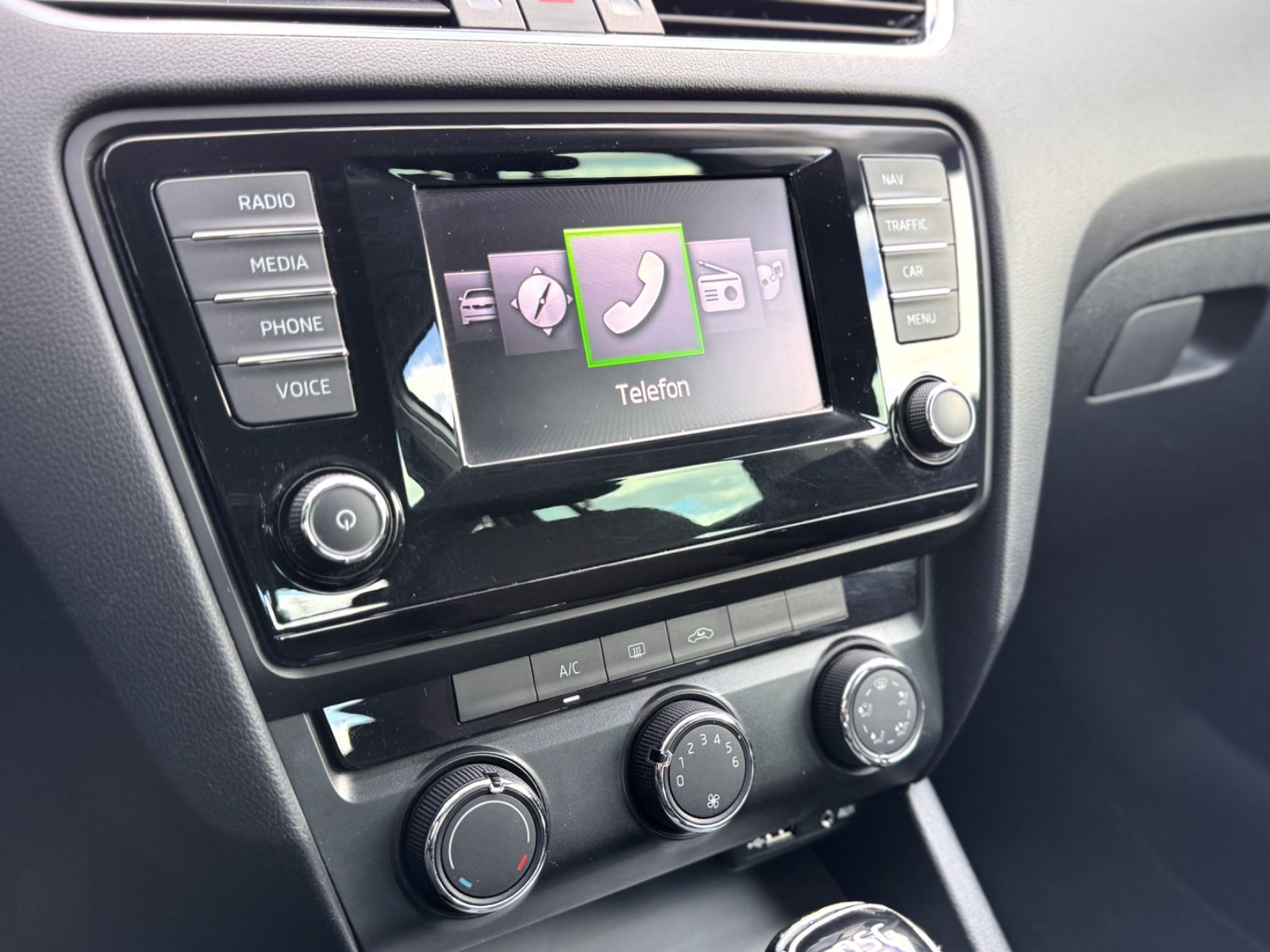 Fahrzeugabbildung SKODA Octavia 2.0 TDI Combi Ambition *DSG|AHK|NAVI*