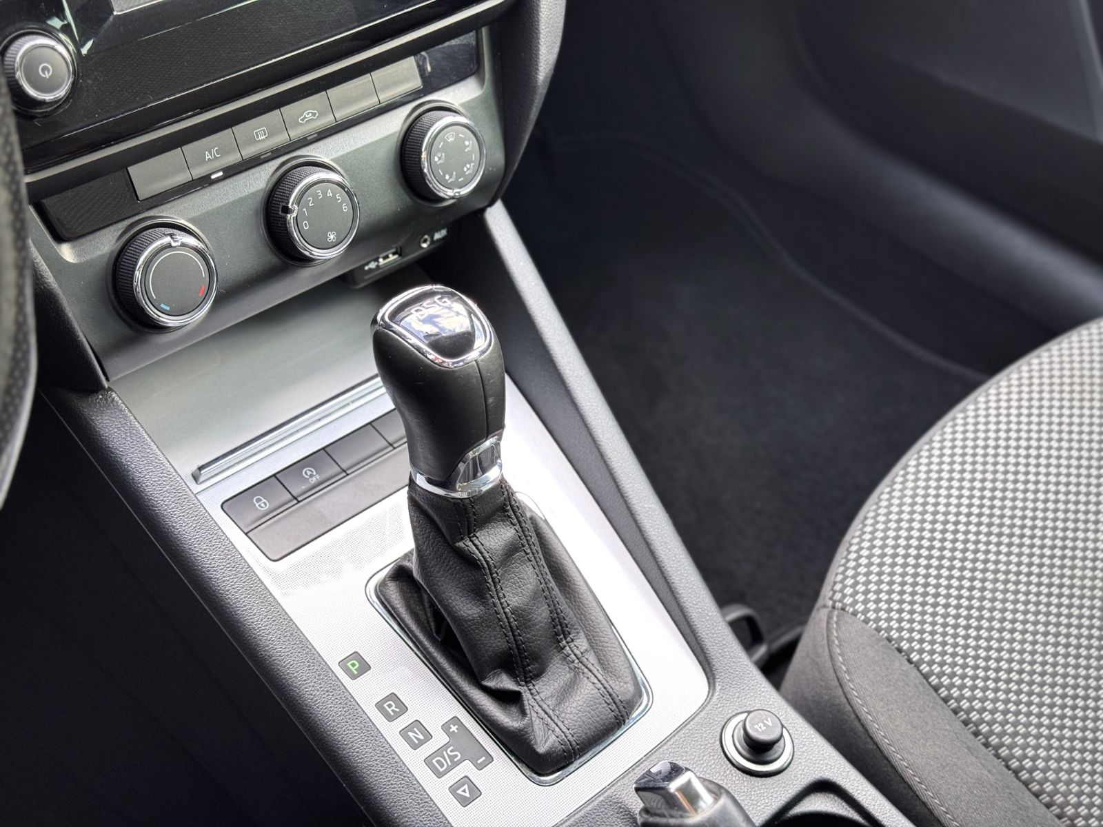 Fahrzeugabbildung SKODA Octavia 2.0 TDI Combi Ambition *DSG|AHK|NAVI*