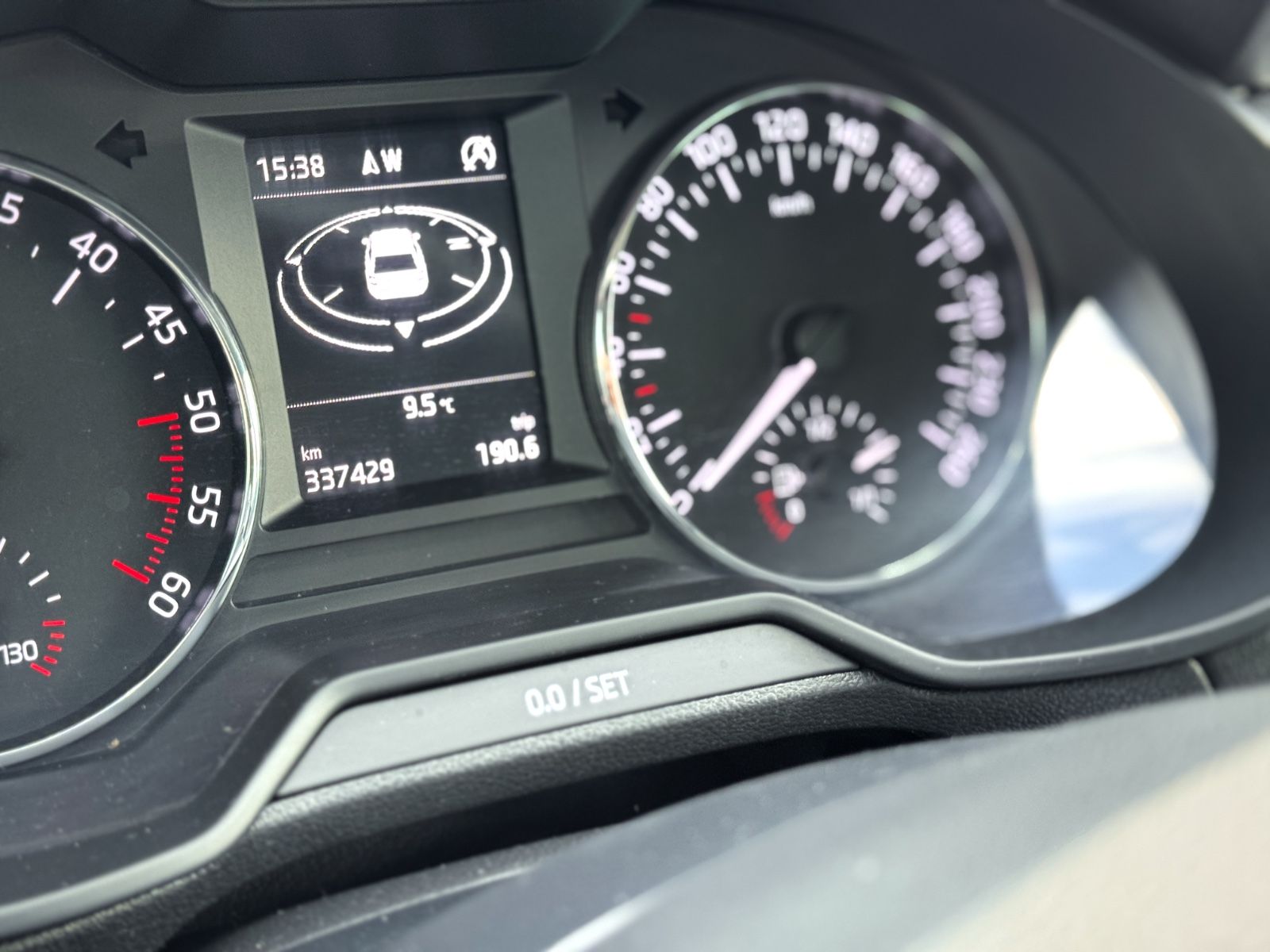 Fahrzeugabbildung SKODA Octavia 2.0 TDI Combi Ambition *DSG|AHK|NAVI*
