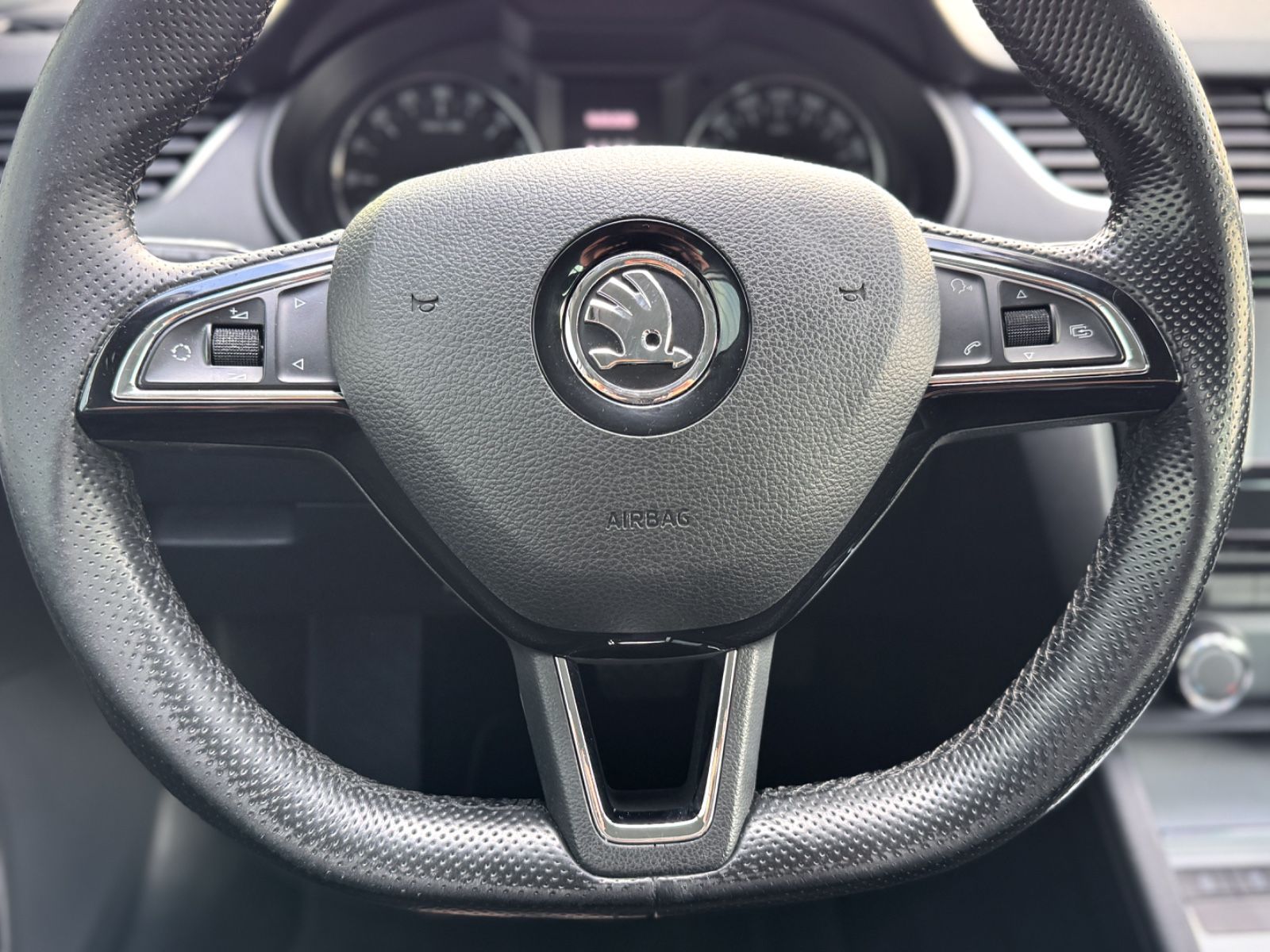 Fahrzeugabbildung SKODA Octavia 2.0 TDI Combi Ambition *DSG|AHK|NAVI*