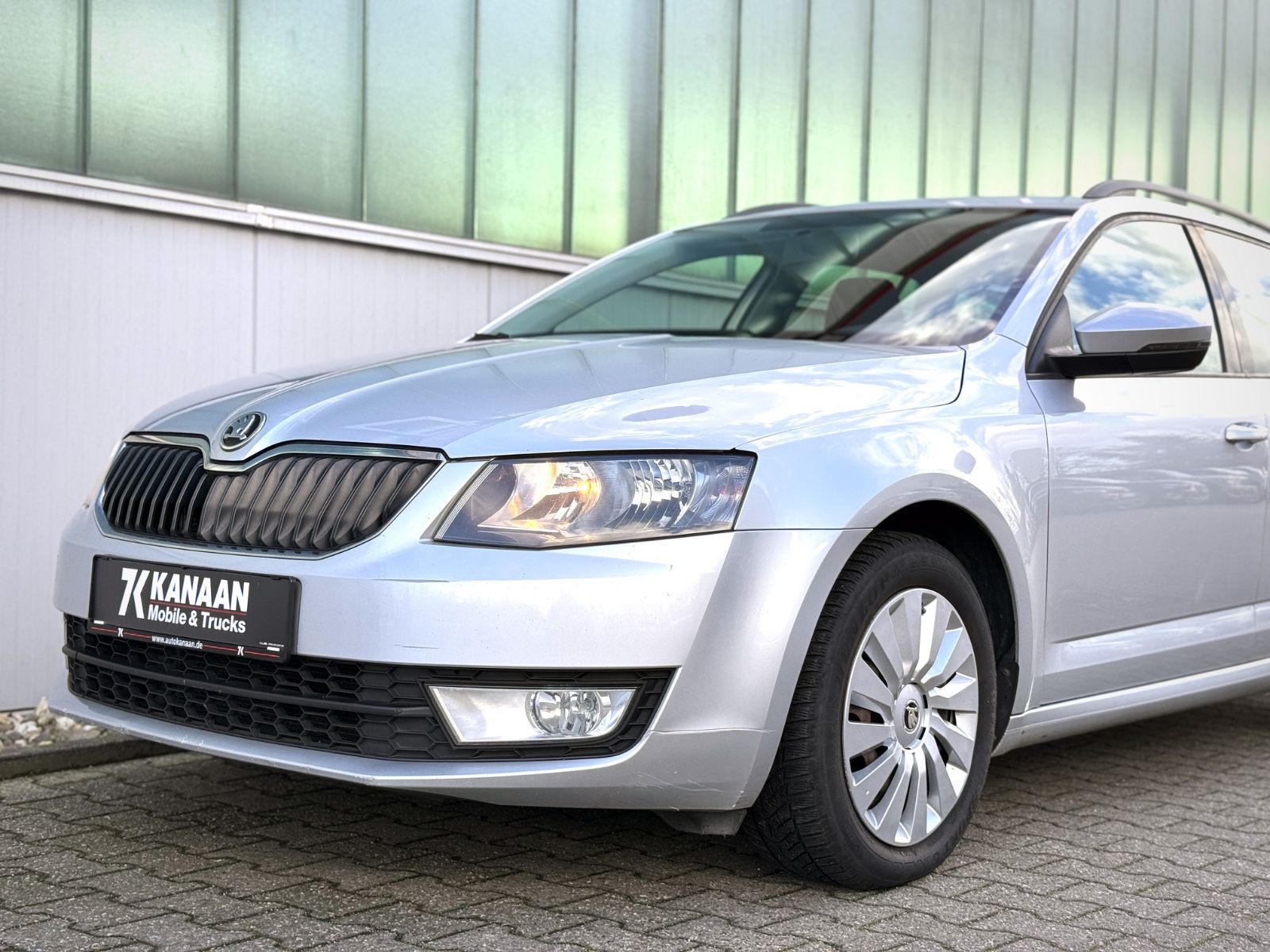 Fahrzeugabbildung SKODA Octavia 2.0 TDI Combi Ambition *DSG|AHK|NAVI*