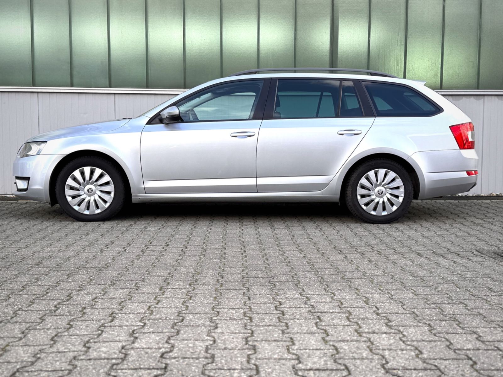 Fahrzeugabbildung SKODA Octavia 2.0 TDI Combi Ambition *DSG|AHK|NAVI*