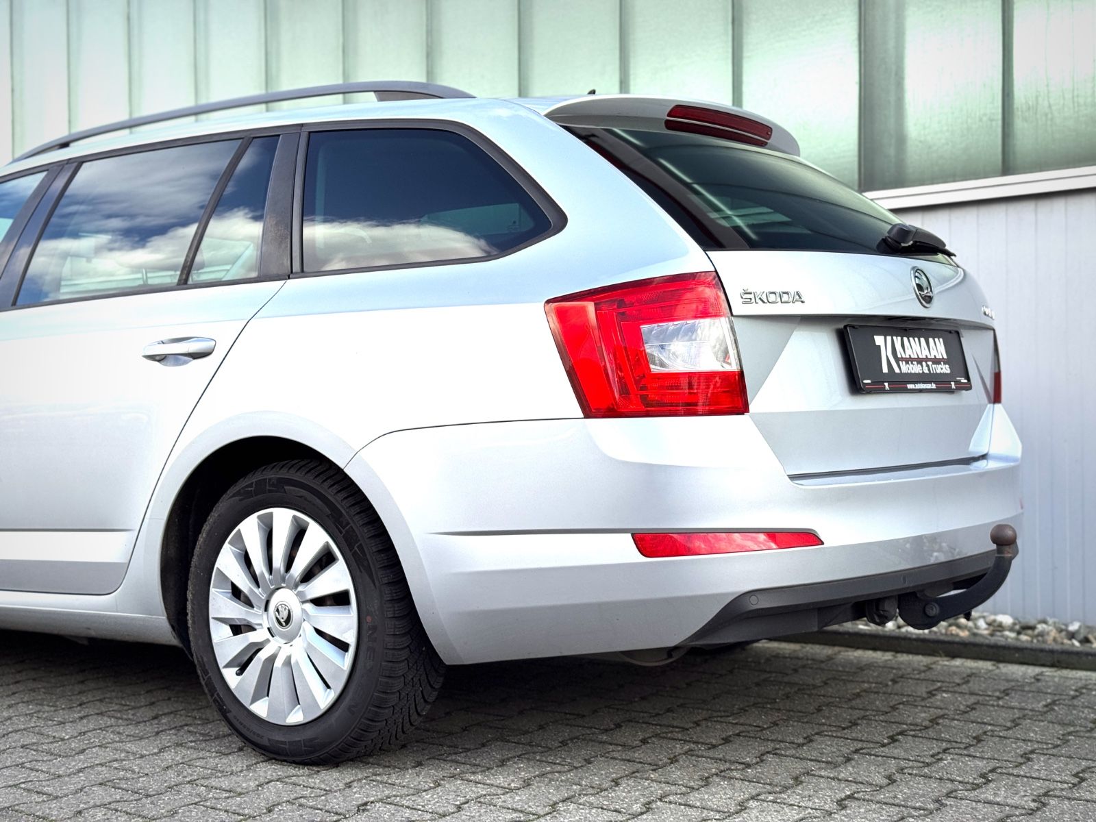 Fahrzeugabbildung SKODA Octavia 2.0 TDI Combi Ambition *DSG|AHK|NAVI*