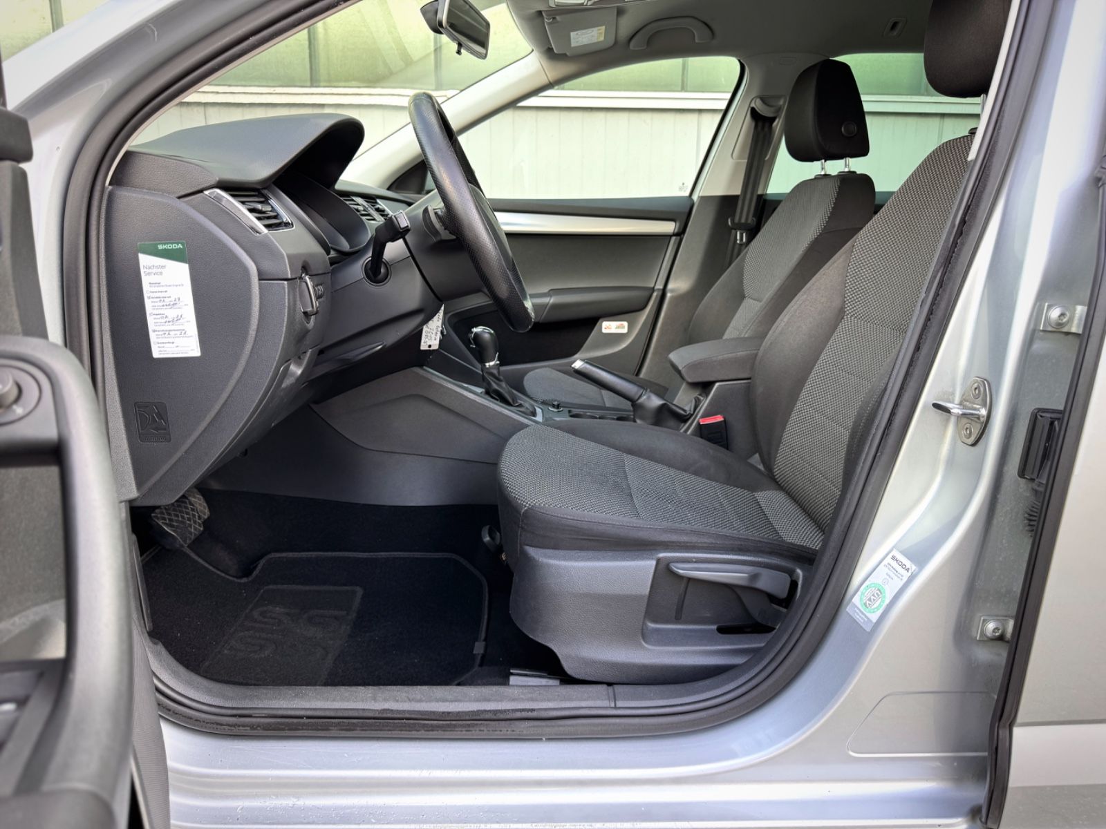 Fahrzeugabbildung SKODA Octavia 2.0 TDI Combi Ambition *DSG|AHK|NAVI*