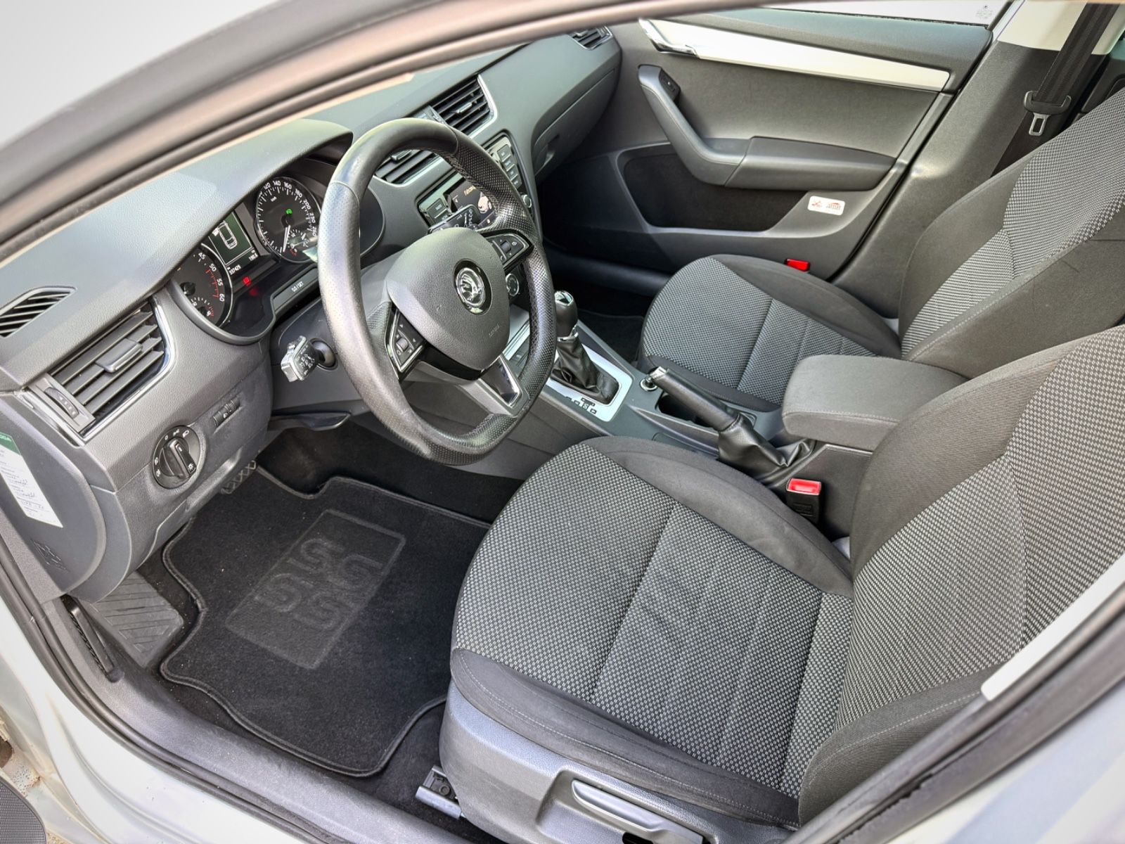 Fahrzeugabbildung SKODA Octavia 2.0 TDI Combi Ambition *DSG|AHK|NAVI*