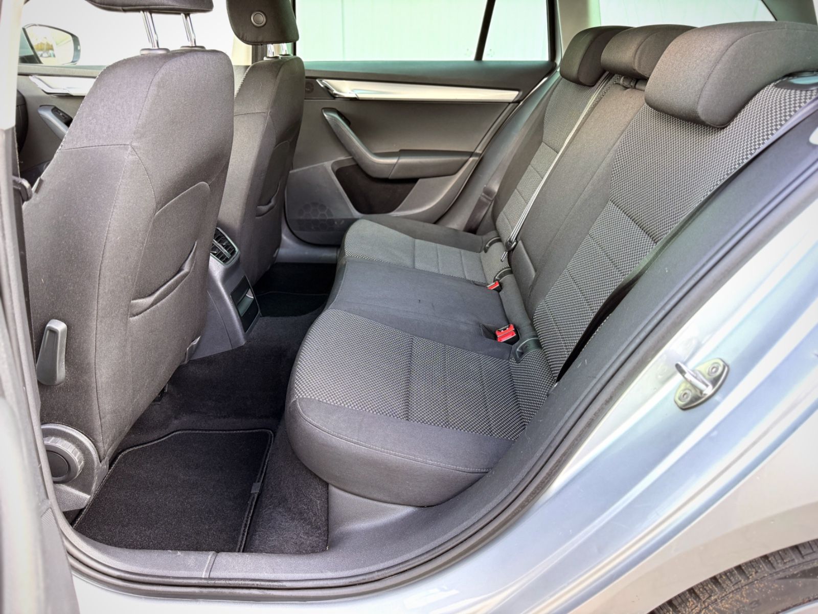 Fahrzeugabbildung SKODA Octavia 2.0 TDI Combi Ambition *DSG|AHK|NAVI*