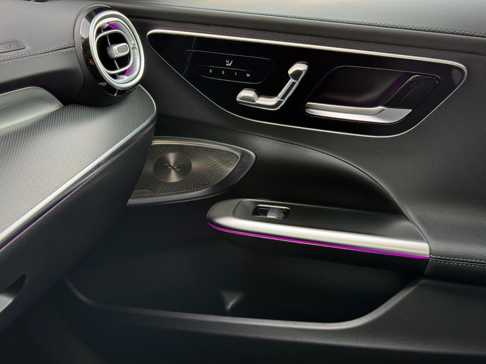 Fahrzeugabbildung Mercedes-Benz C 180 T AMG-Line *9G|PANORAMA|LED|360°*