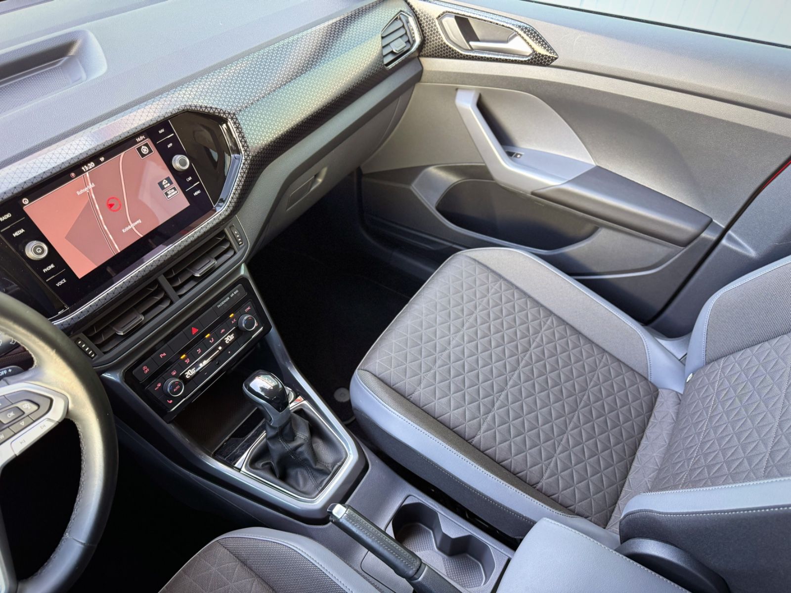 Fahrzeugabbildung Volkswagen T-Cross 1.0 TSI-DSG Style*AHK|NAV|LED|ACC|18"ALU