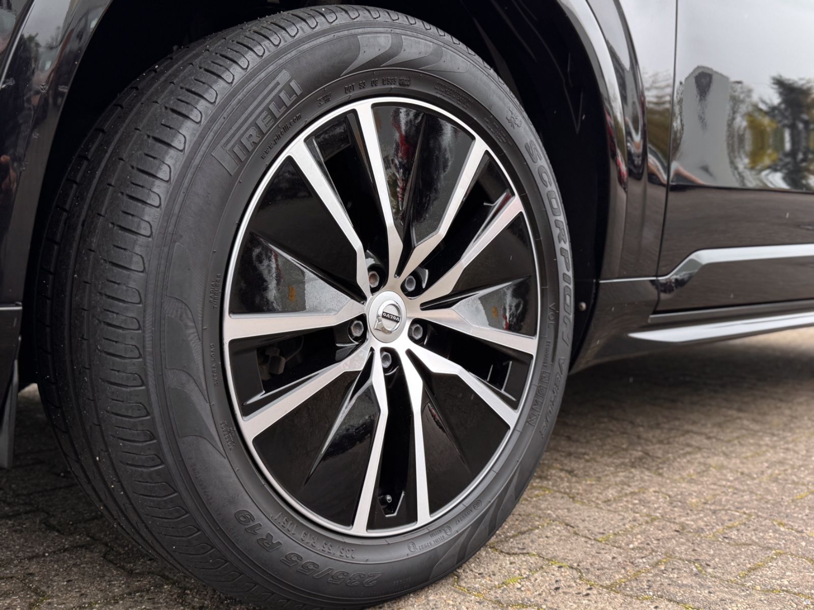 Fahrzeugabbildung Volvo XC90 T8 AWD R Design Expression *7-SITZE*