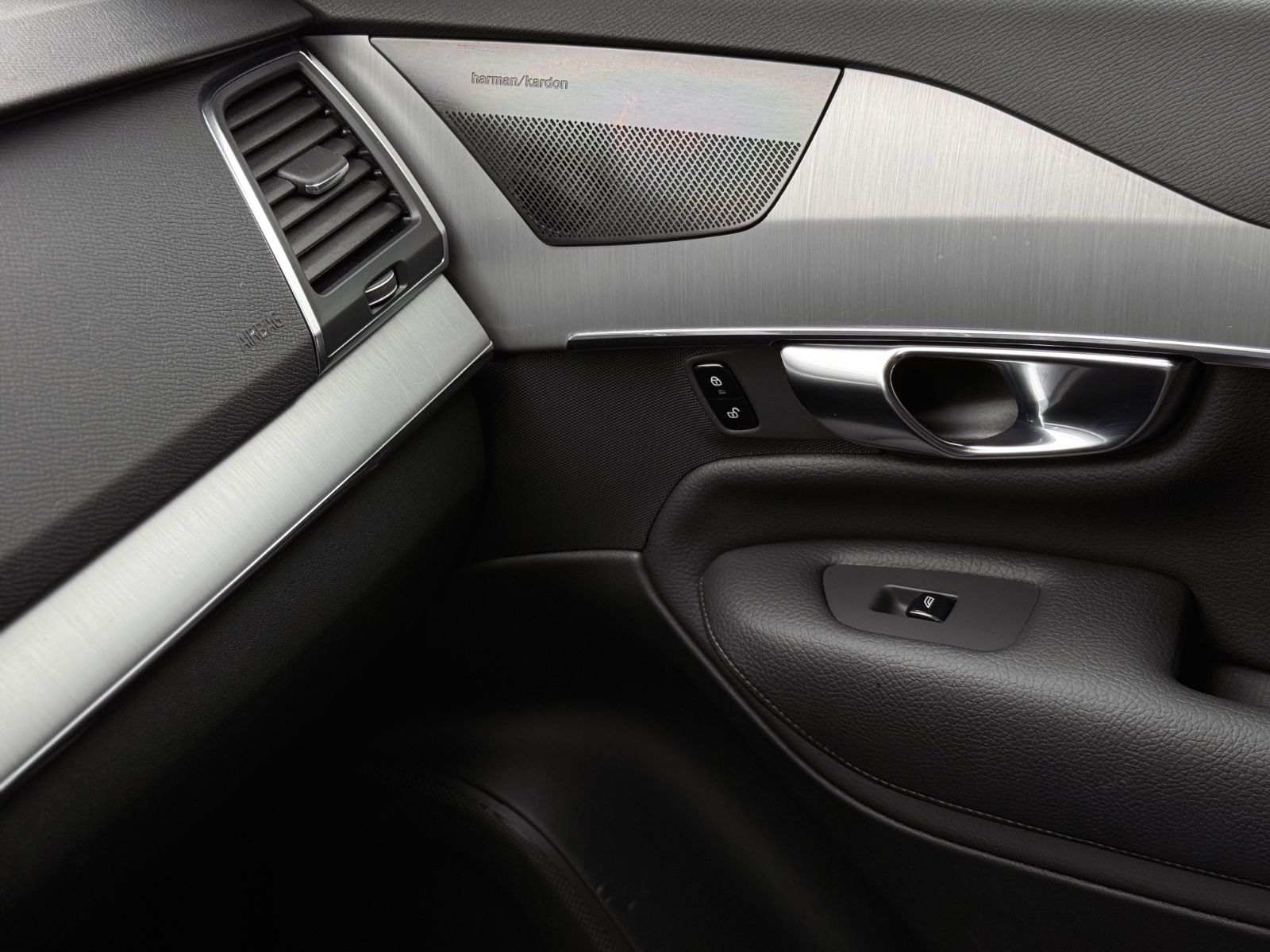 Fahrzeugabbildung Volvo XC90 T8 AWD R Design Expression *7-SITZE*