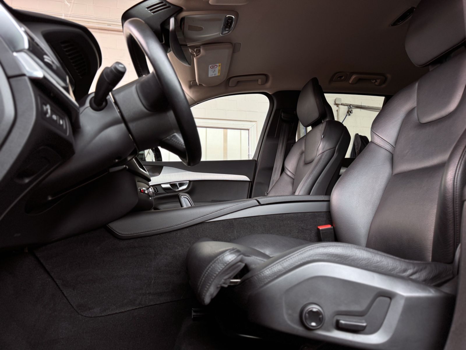 Fahrzeugabbildung Volvo XC90 T8 AWD R Design Expression *7-SITZE*