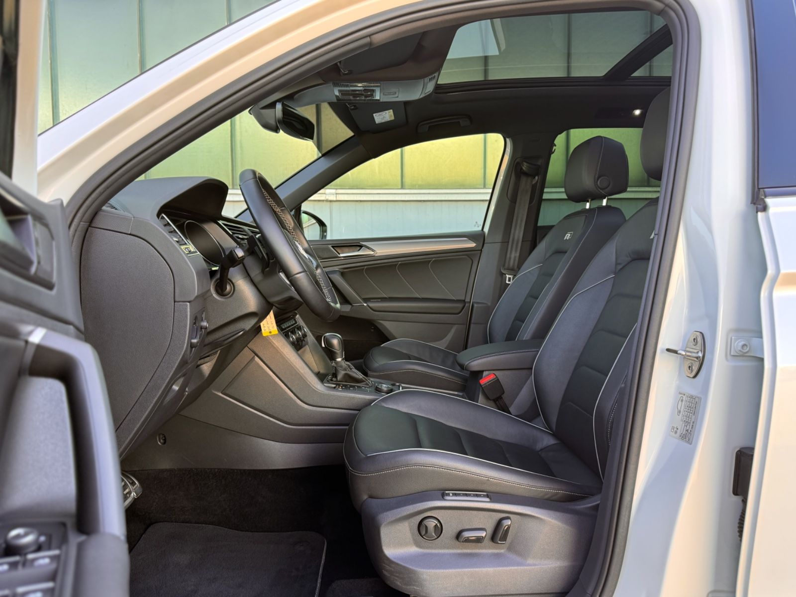 Fahrzeugabbildung Volkswagen Tiguan 2.0TSI 4Motion Highline R-LINE *PANO|AHK*