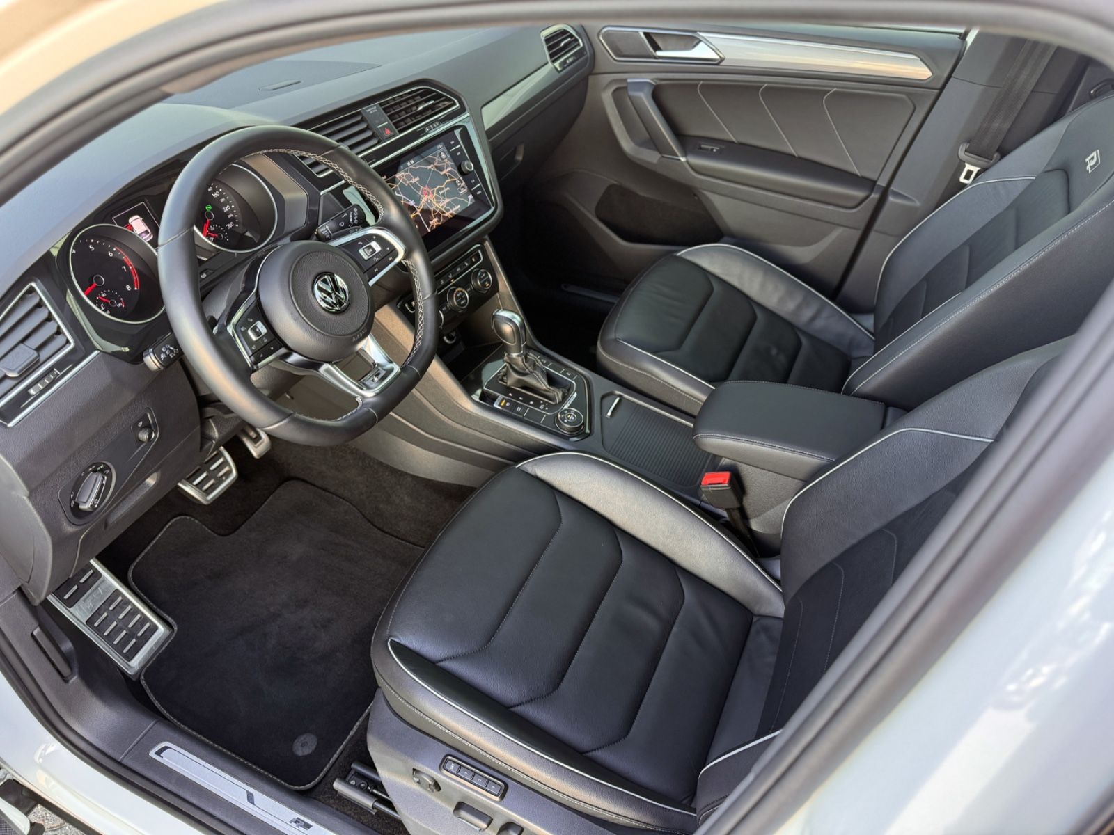 Fahrzeugabbildung Volkswagen Tiguan 2.0TSI 4Motion Highline R-LINE *PANO|AHK*