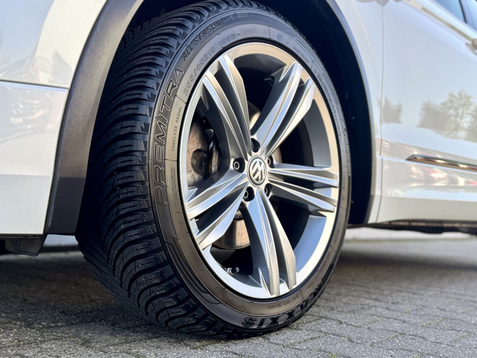 Fahrzeugabbildung Volkswagen Tiguan 2.0TSI 4Motion Highline R-LINE *PANO|AHK*