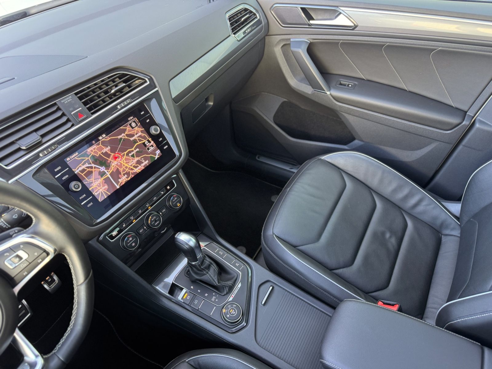 Fahrzeugabbildung Volkswagen Tiguan 2.0TSI 4Motion Highline R-LINE *PANO|AHK*