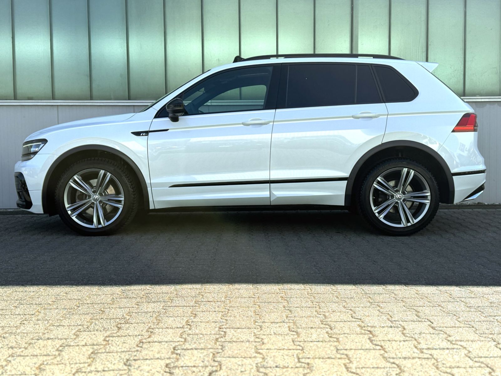 Fahrzeugabbildung Volkswagen Tiguan 2.0TSI 4Motion Highline R-LINE *PANO|AHK*