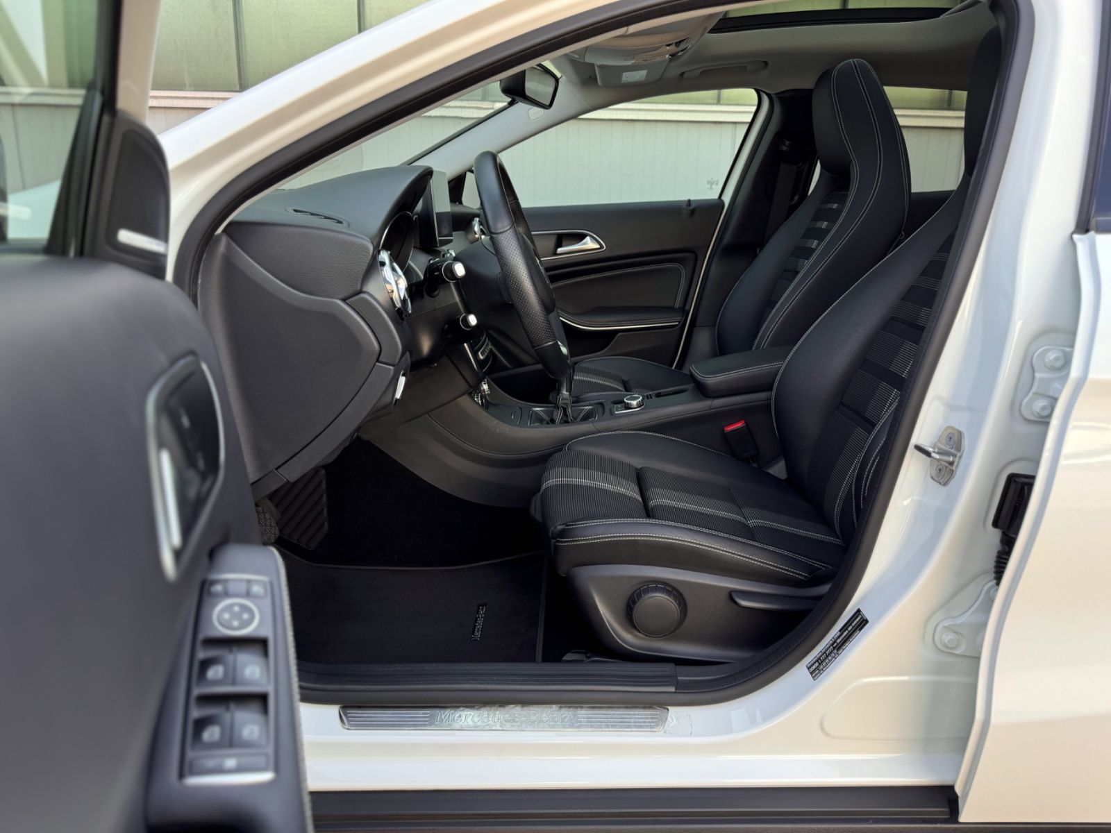 Fahrzeugabbildung Mercedes-Benz GLA 180 Urban *STANDHEIZUNG|PANORAMA|LED*