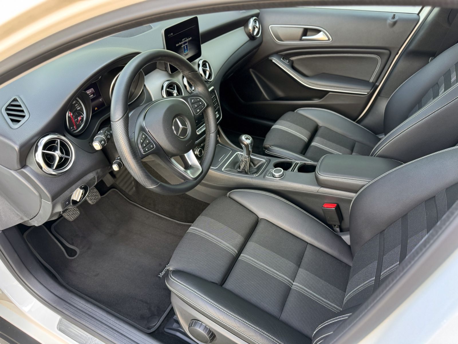 Fahrzeugabbildung Mercedes-Benz GLA 180 Urban *STANDHEIZUNG|PANORAMA|LED*