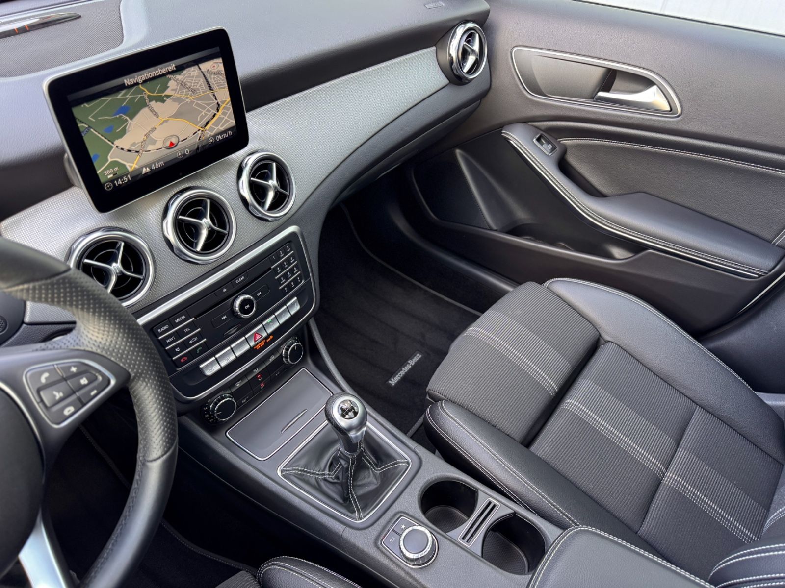 Fahrzeugabbildung Mercedes-Benz GLA 180 Urban *STANDHEIZUNG|PANORAMA|LED*