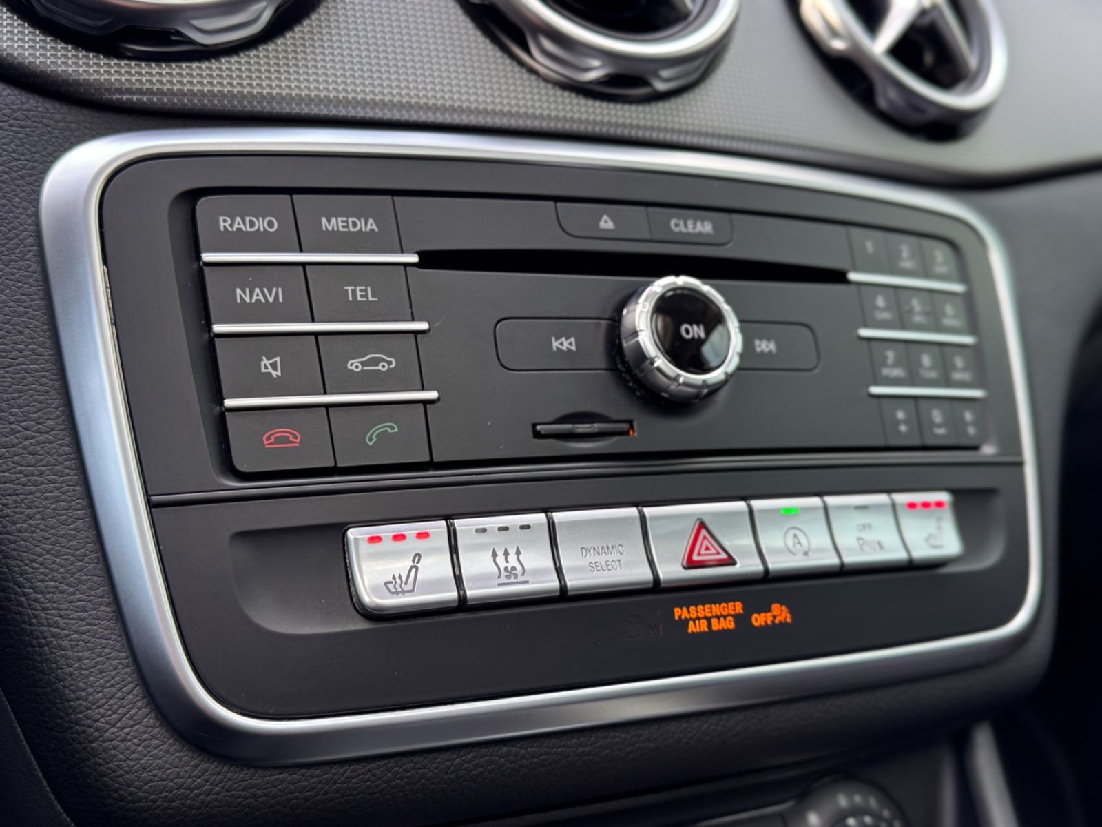 Fahrzeugabbildung Mercedes-Benz GLA 180 Urban *STANDHEIZUNG|PANORAMA|LED*
