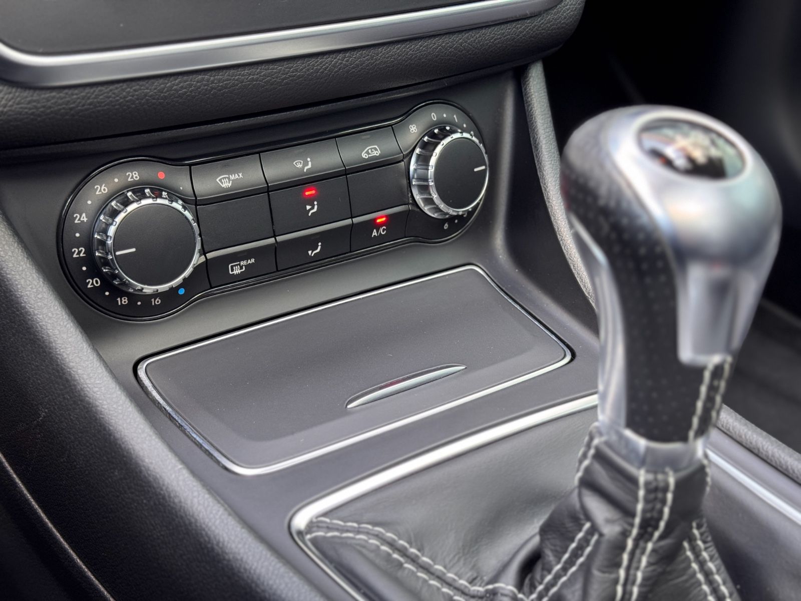 Fahrzeugabbildung Mercedes-Benz GLA 180 Urban *STANDHEIZUNG|PANORAMA|LED*