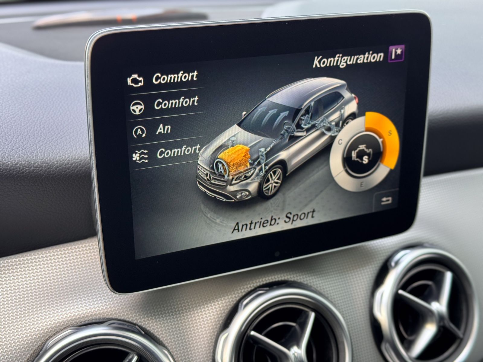 Fahrzeugabbildung Mercedes-Benz GLA 180 Urban *STANDHEIZUNG|PANORAMA|LED*