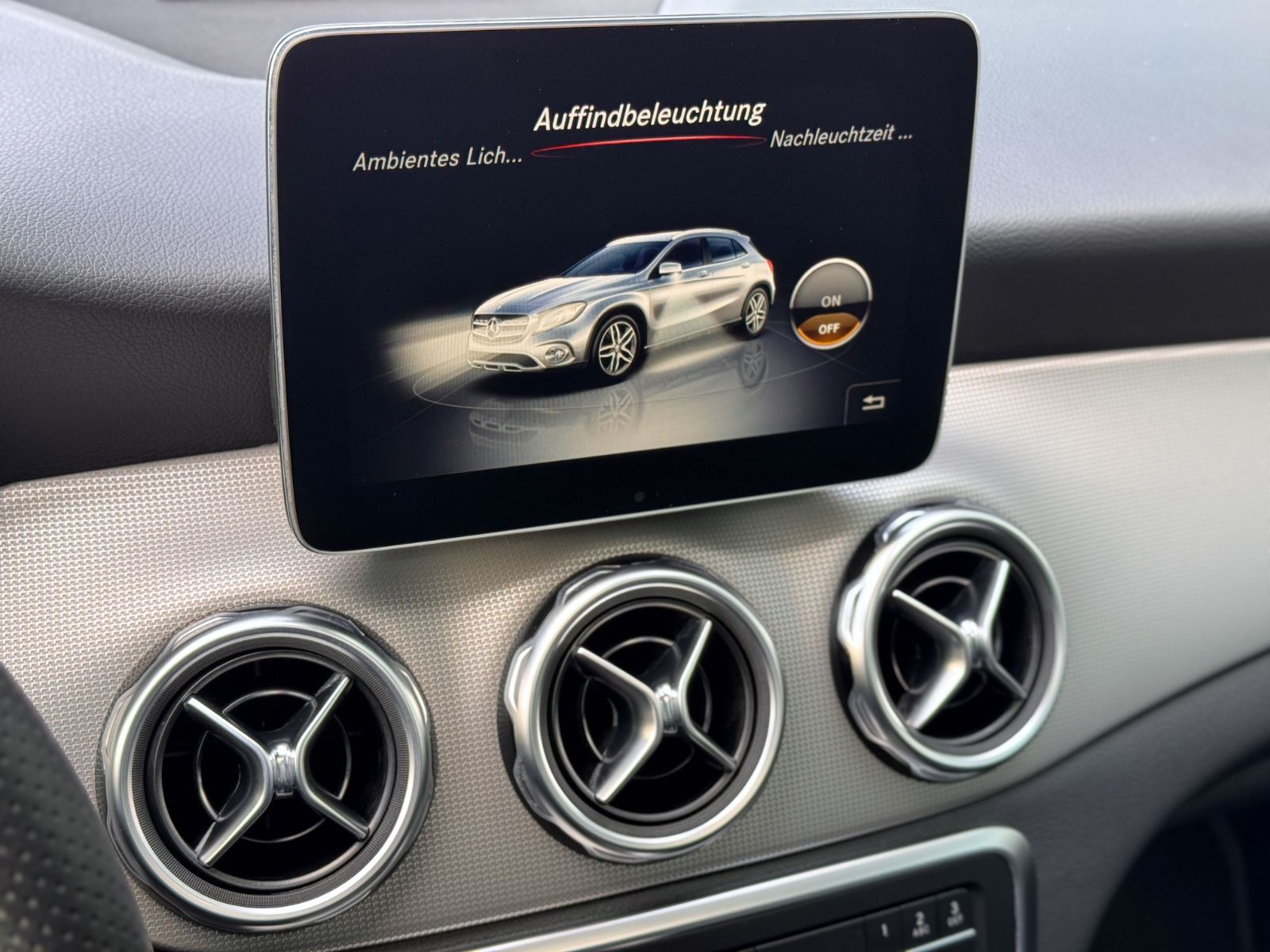 Fahrzeugabbildung Mercedes-Benz GLA 180 Urban *STANDHEIZUNG|PANORAMA|LED*