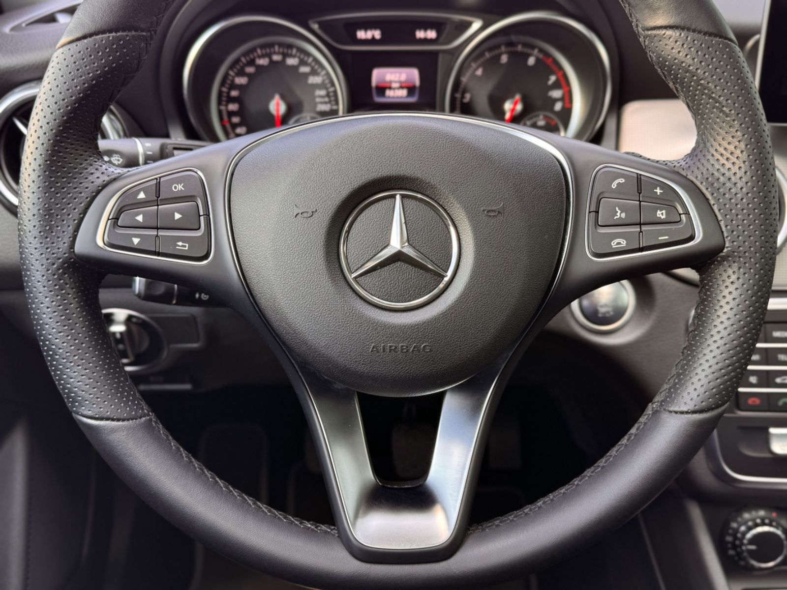 Fahrzeugabbildung Mercedes-Benz GLA 180 Urban *STANDHEIZUNG|PANORAMA|LED*