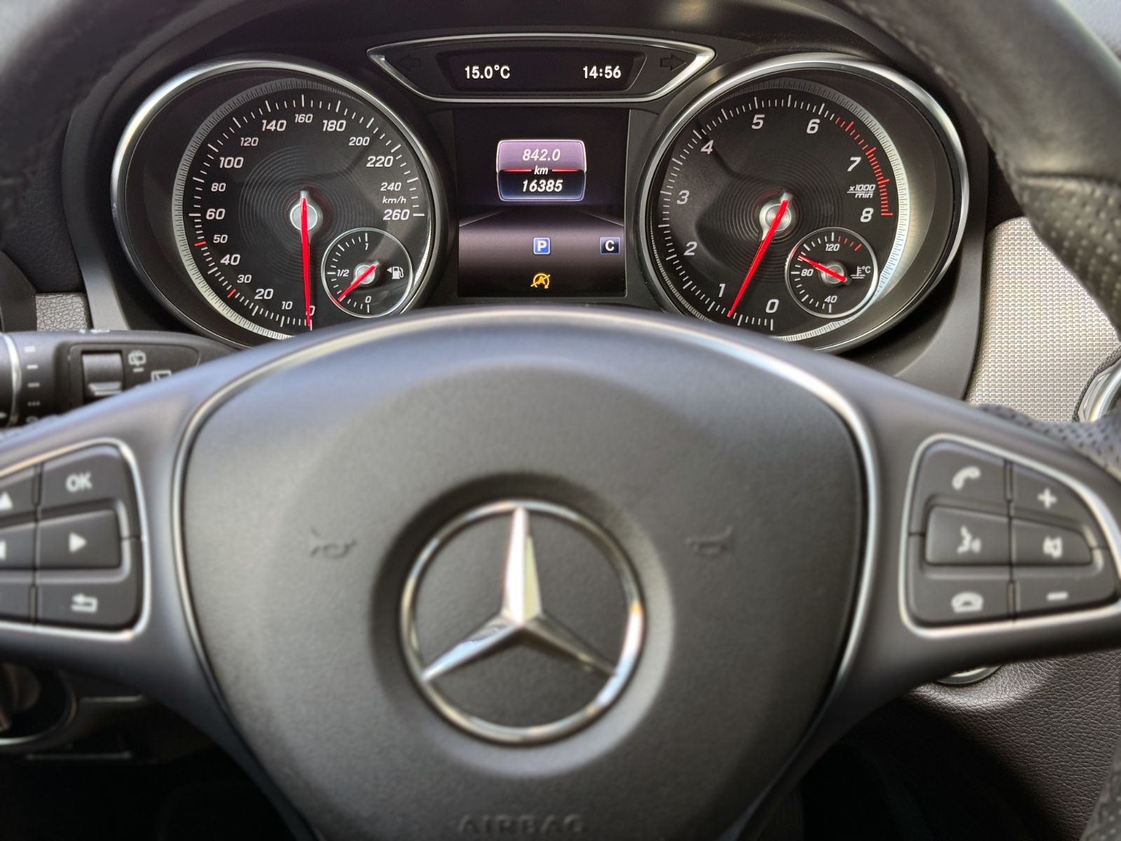Fahrzeugabbildung Mercedes-Benz GLA 180 Urban *STANDHEIZUNG|PANORAMA|LED*