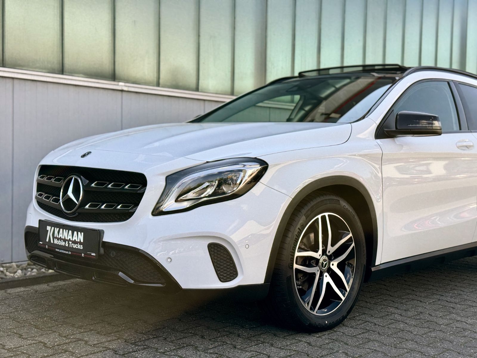 Fahrzeugabbildung Mercedes-Benz GLA 180 Urban *STANDHEIZUNG|PANORAMA|LED*