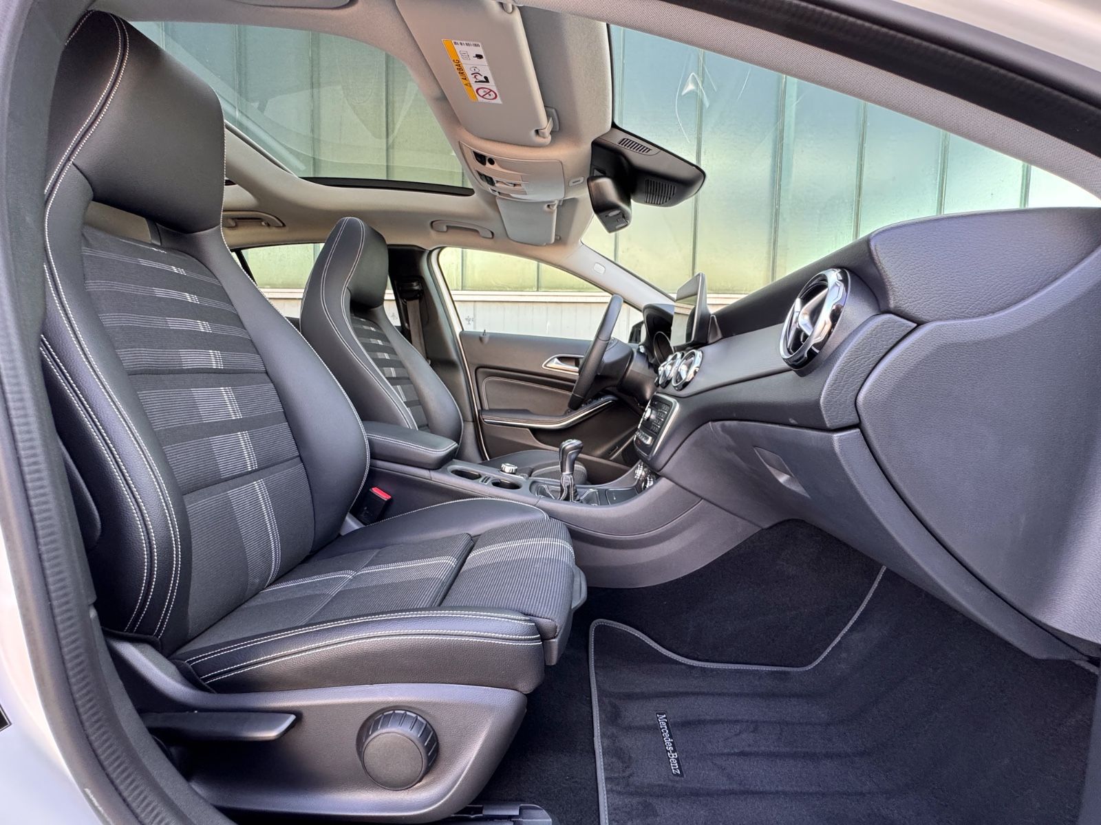 Fahrzeugabbildung Mercedes-Benz GLA 180 Urban *STANDHEIZUNG|PANORAMA|LED*