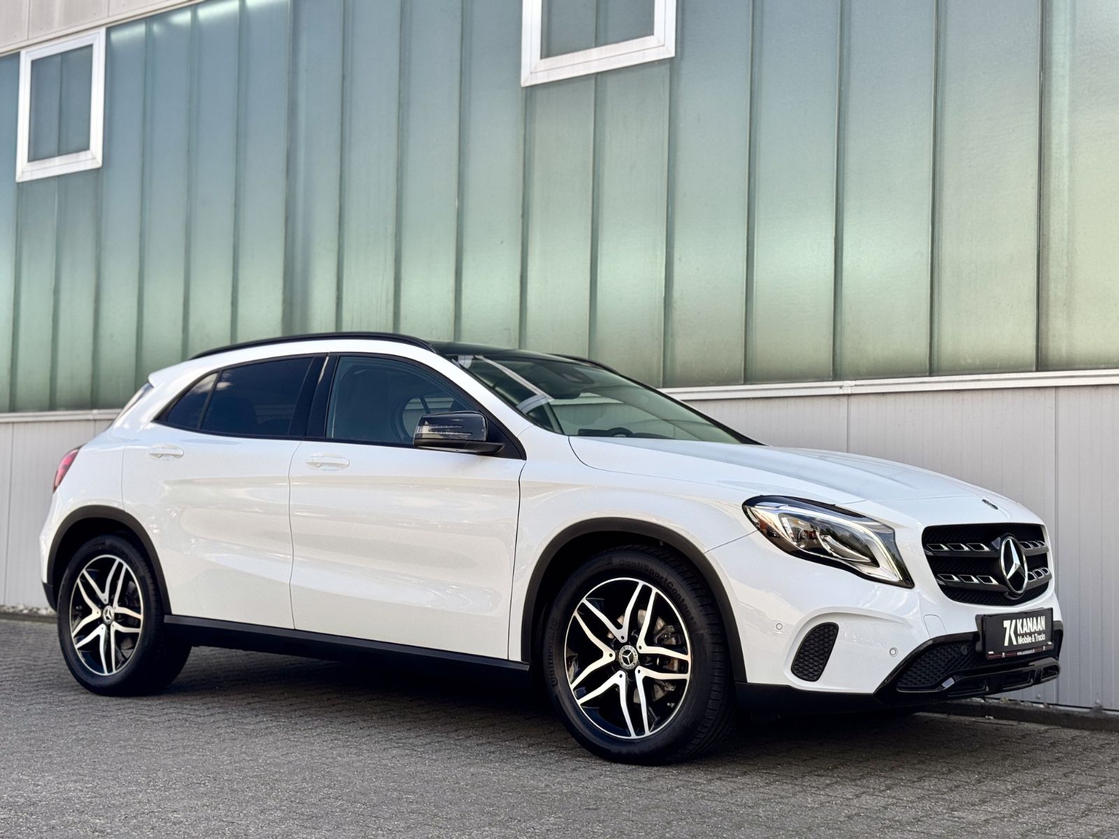 Fahrzeugabbildung Mercedes-Benz GLA 180 Urban *STANDHEIZUNG|PANORAMA|LED*