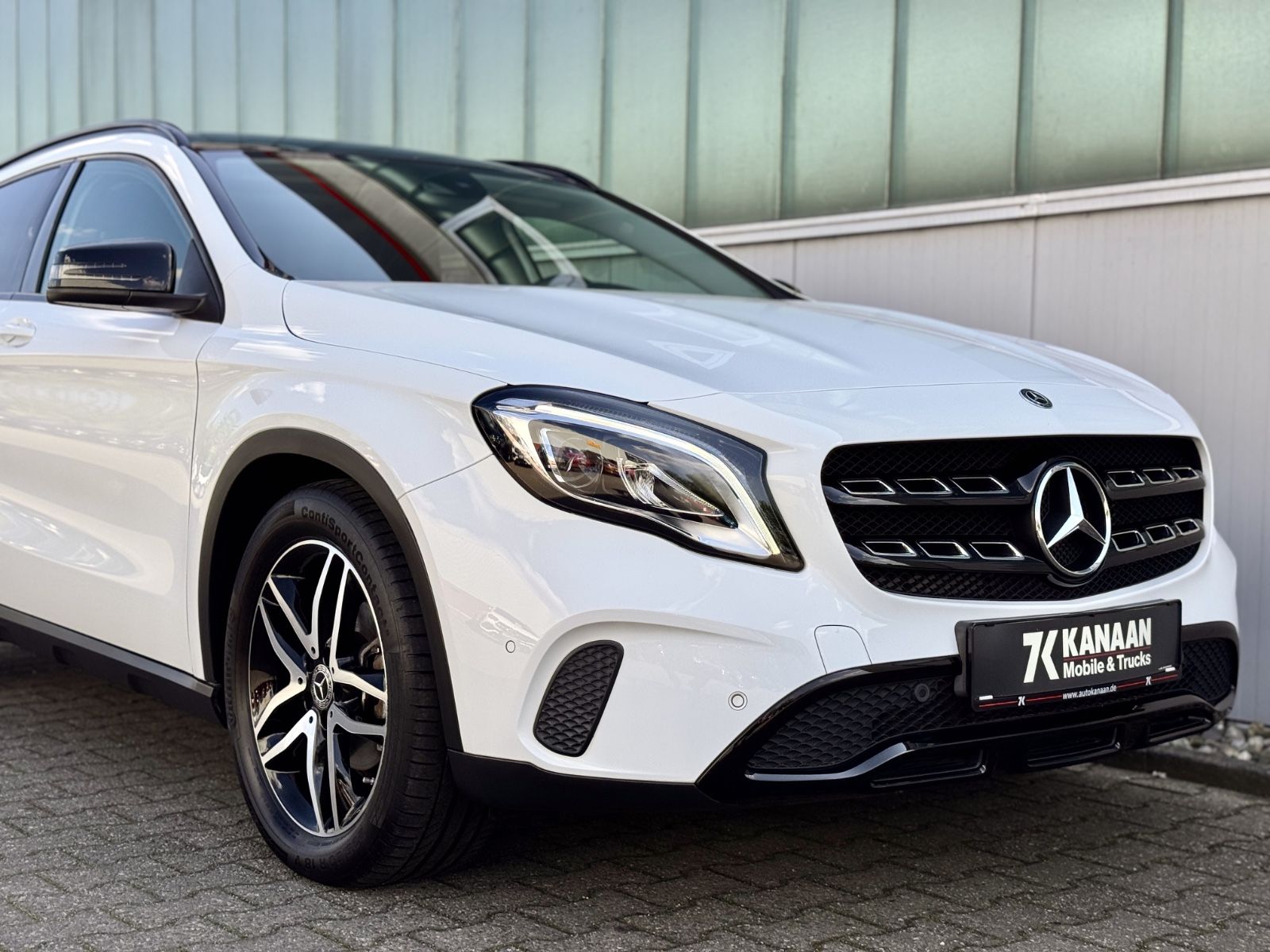 Fahrzeugabbildung Mercedes-Benz GLA 180 Urban *STANDHEIZUNG|PANORAMA|LED*