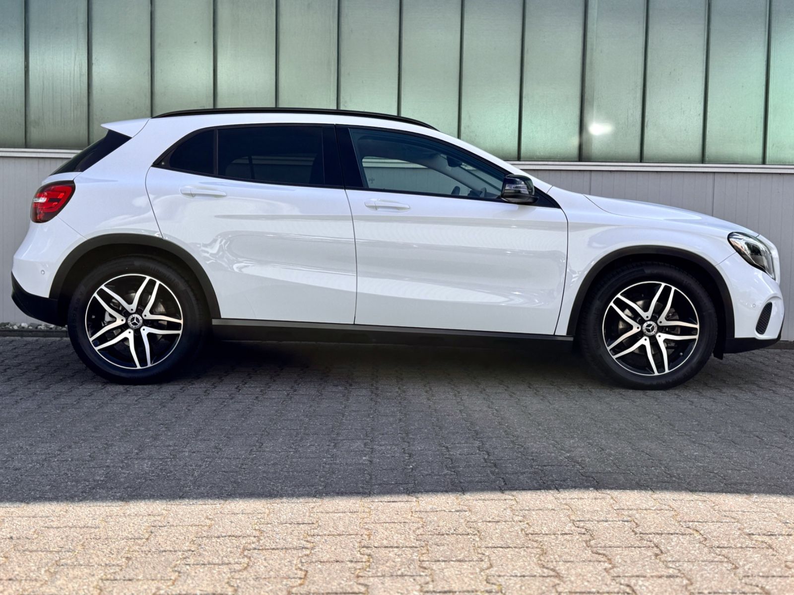 Fahrzeugabbildung Mercedes-Benz GLA 180 Urban *STANDHEIZUNG|PANORAMA|LED*