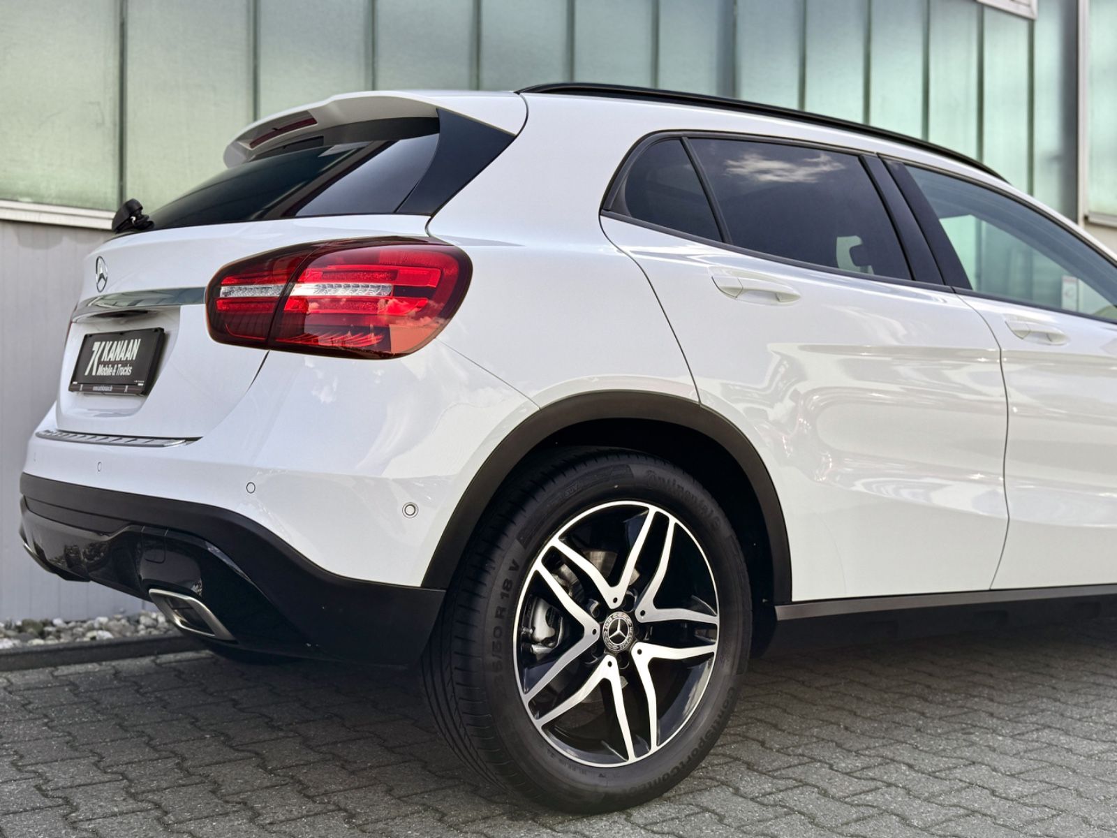 Fahrzeugabbildung Mercedes-Benz GLA 180 Urban *STANDHEIZUNG|PANORAMA|LED*