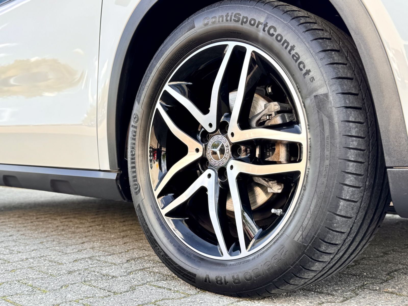 Fahrzeugabbildung Mercedes-Benz GLA 180 Urban *STANDHEIZUNG|PANORAMA|LED*