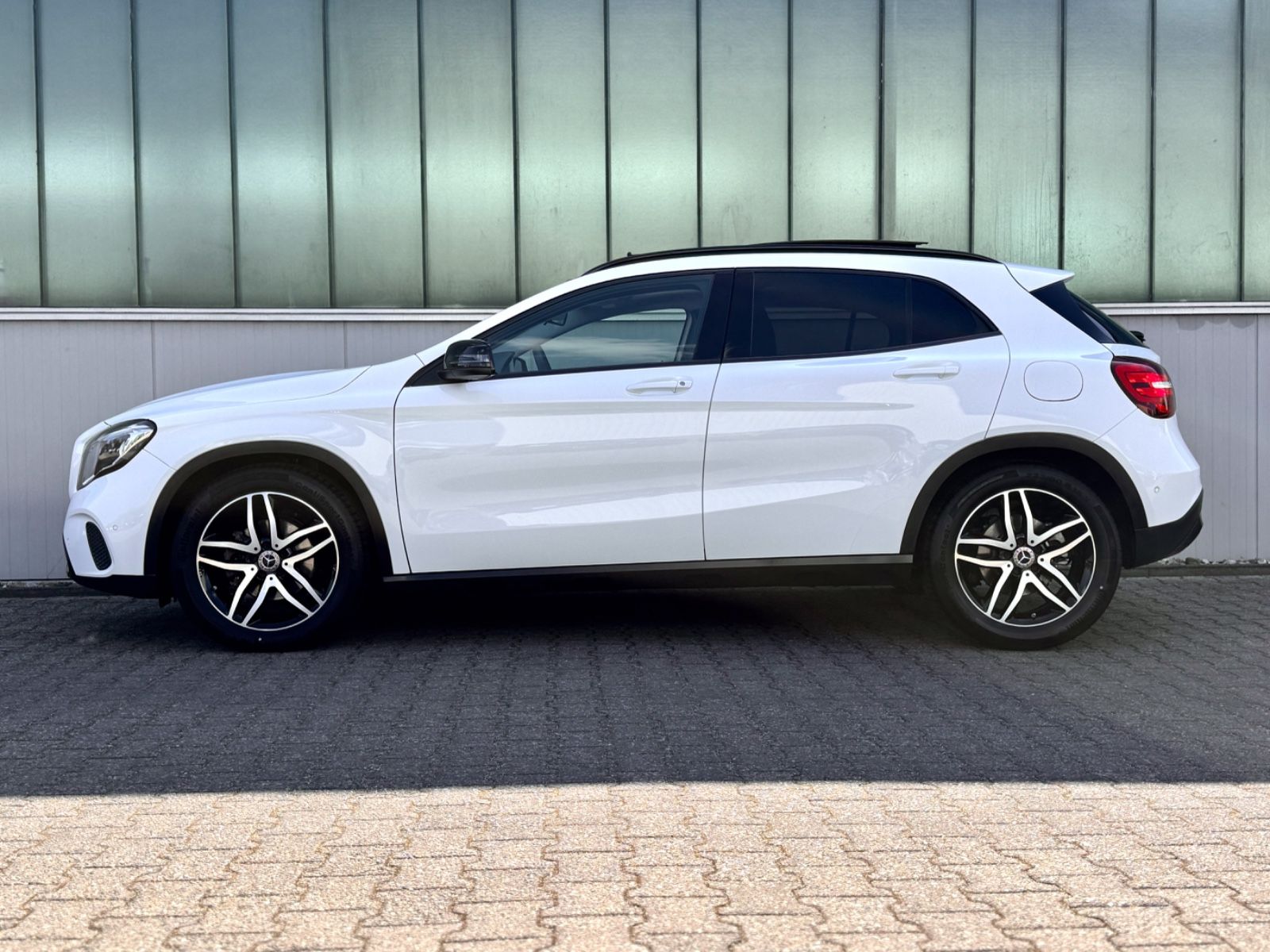 Fahrzeugabbildung Mercedes-Benz GLA 180 Urban *STANDHEIZUNG|PANORAMA|LED*