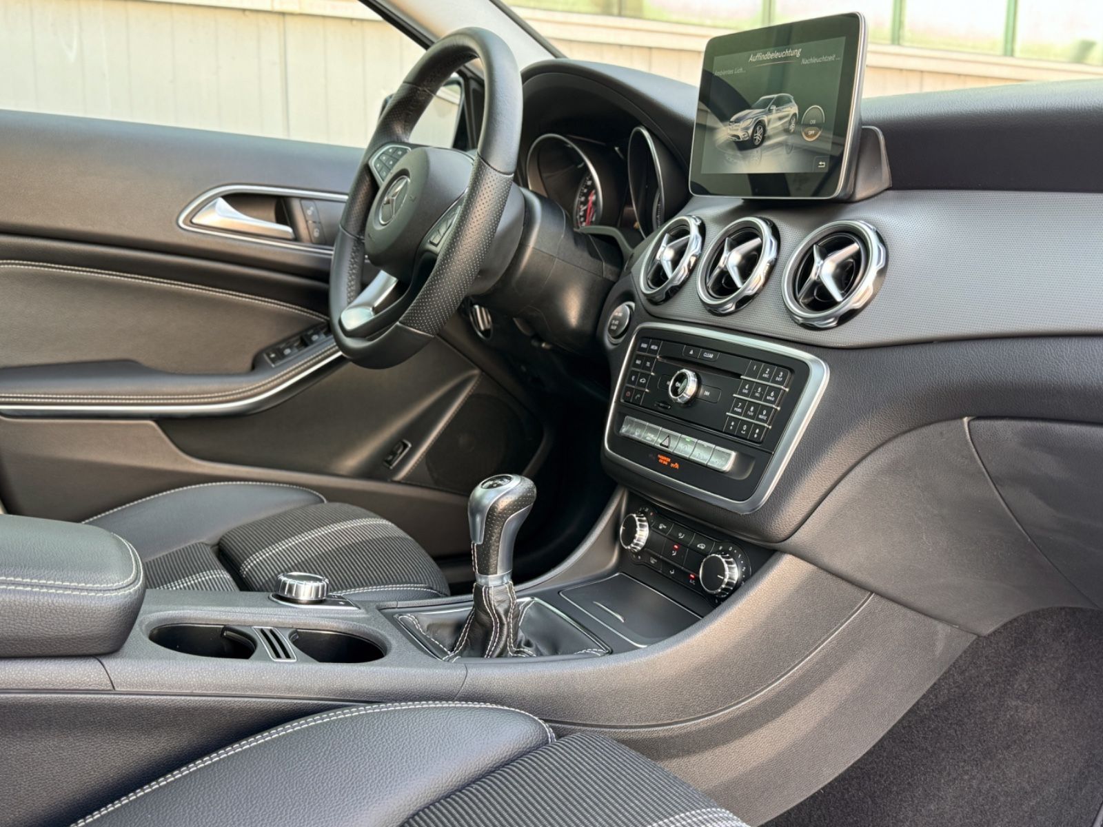 Fahrzeugabbildung Mercedes-Benz GLA 180 Urban *STANDHEIZUNG|PANORAMA|LED*