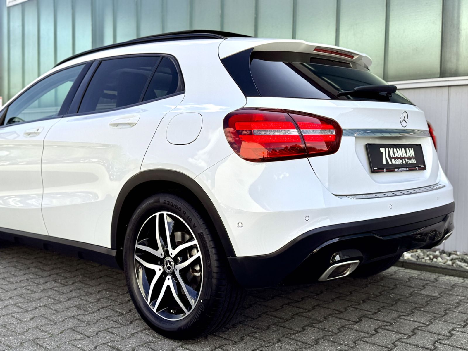 Fahrzeugabbildung Mercedes-Benz GLA 180 Urban *STANDHEIZUNG|PANORAMA|LED*