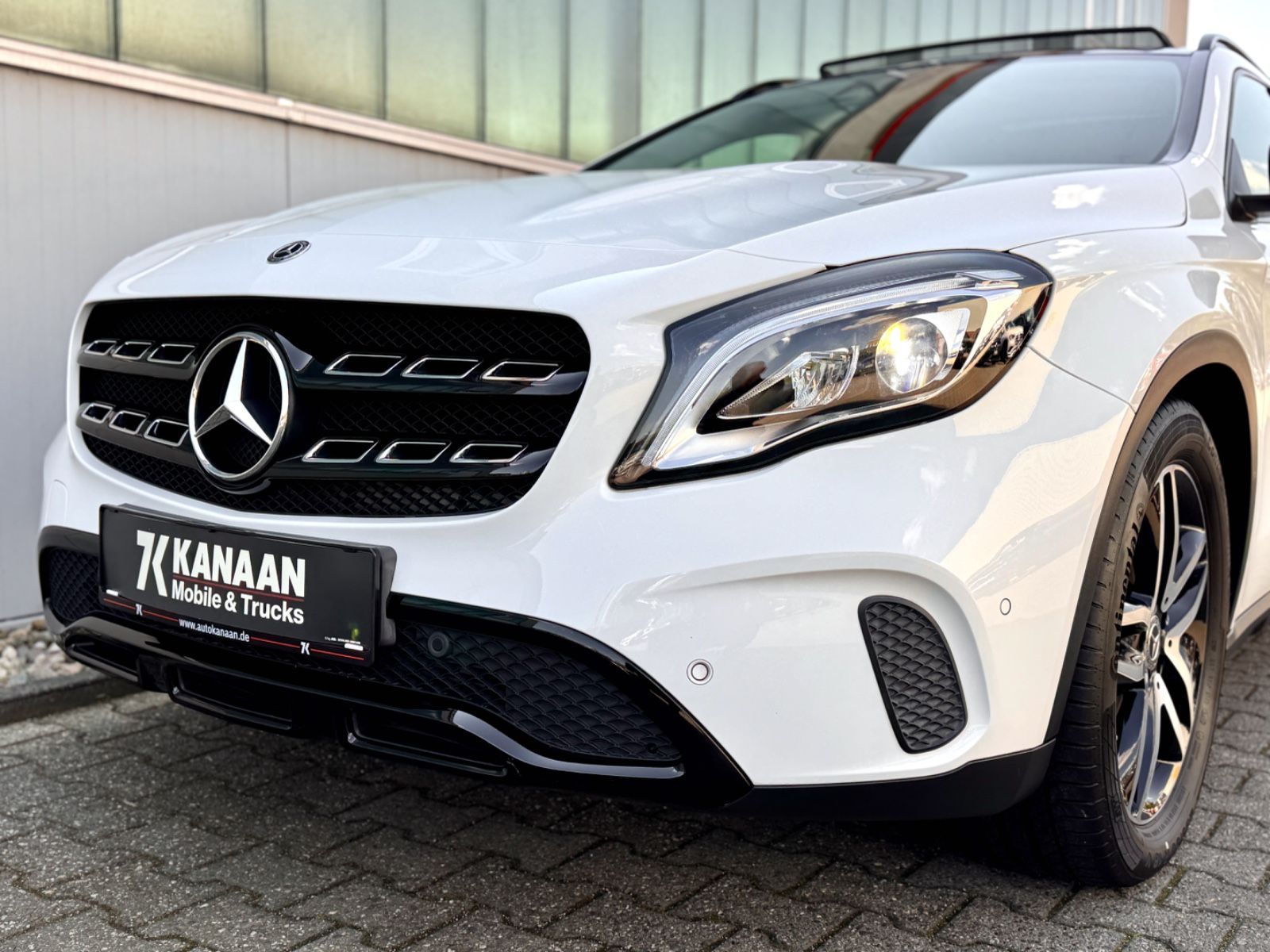 Fahrzeugabbildung Mercedes-Benz GLA 180 Urban *STANDHEIZUNG|PANORAMA|LED*