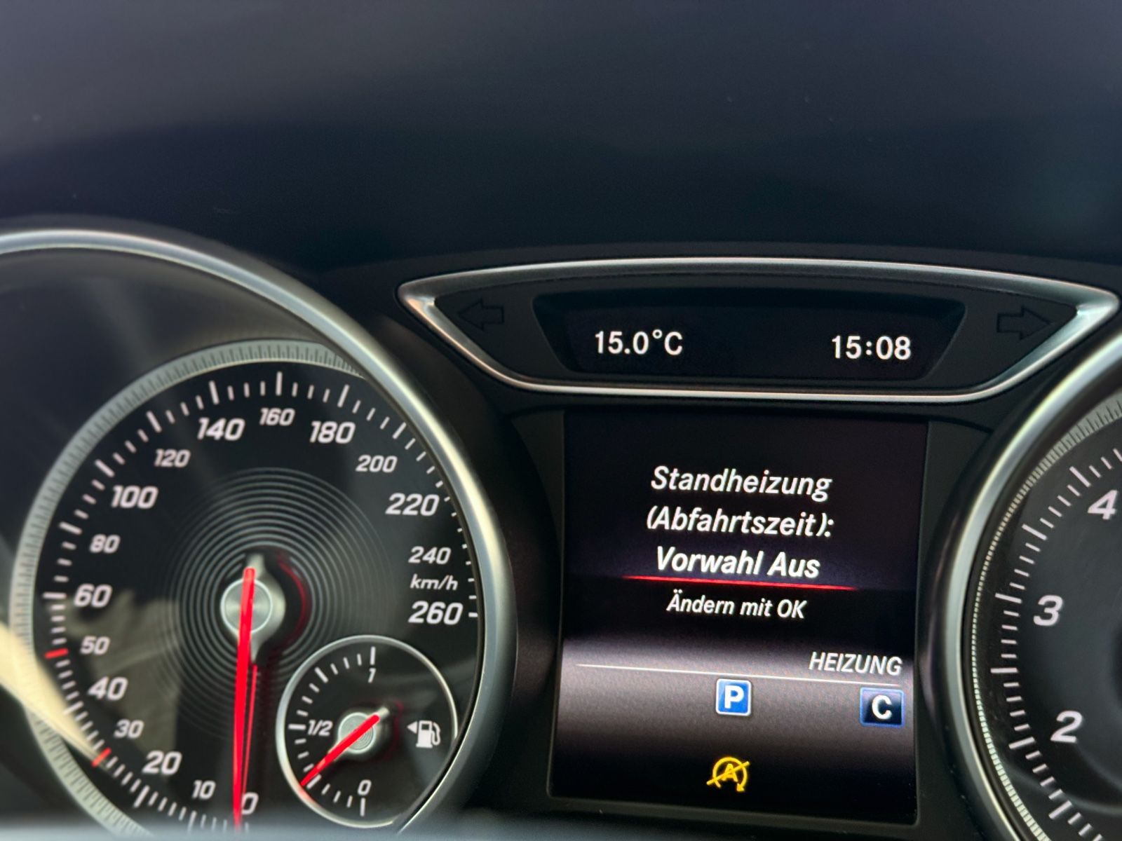 Fahrzeugabbildung Mercedes-Benz GLA 180 Urban *STANDHEIZUNG|PANORAMA|LED*