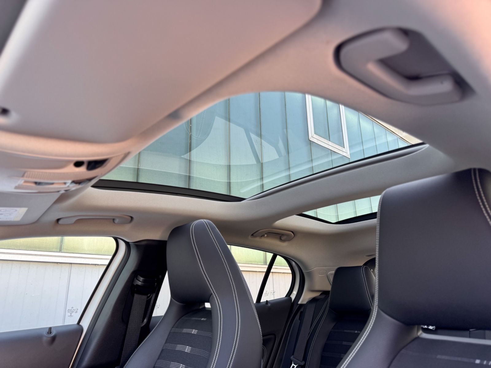 Fahrzeugabbildung Mercedes-Benz GLA 180 Urban *STANDHEIZUNG|PANORAMA|LED*