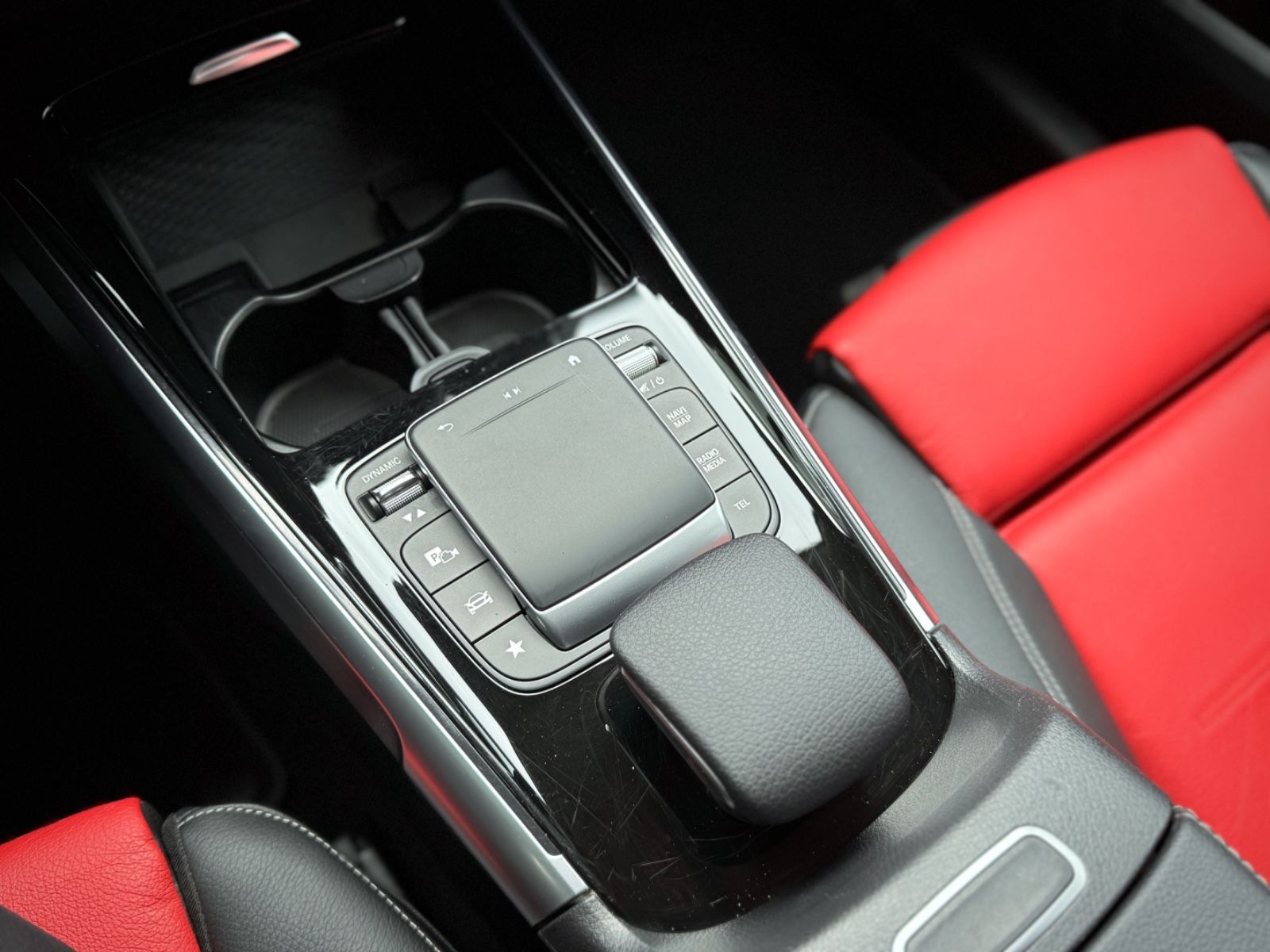 Fahrzeugabbildung Mercedes-Benz GLB 220d 4Matic AMG *7-SITZER|LED|AHK|NIGHT*
