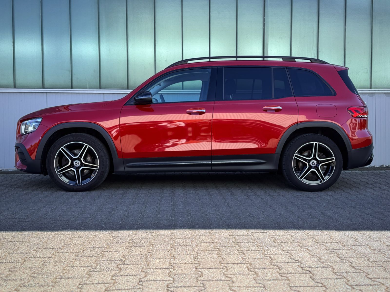 Fahrzeugabbildung Mercedes-Benz GLB 220d 4Matic AMG *7-SITZER|LED|AHK|NIGHT*