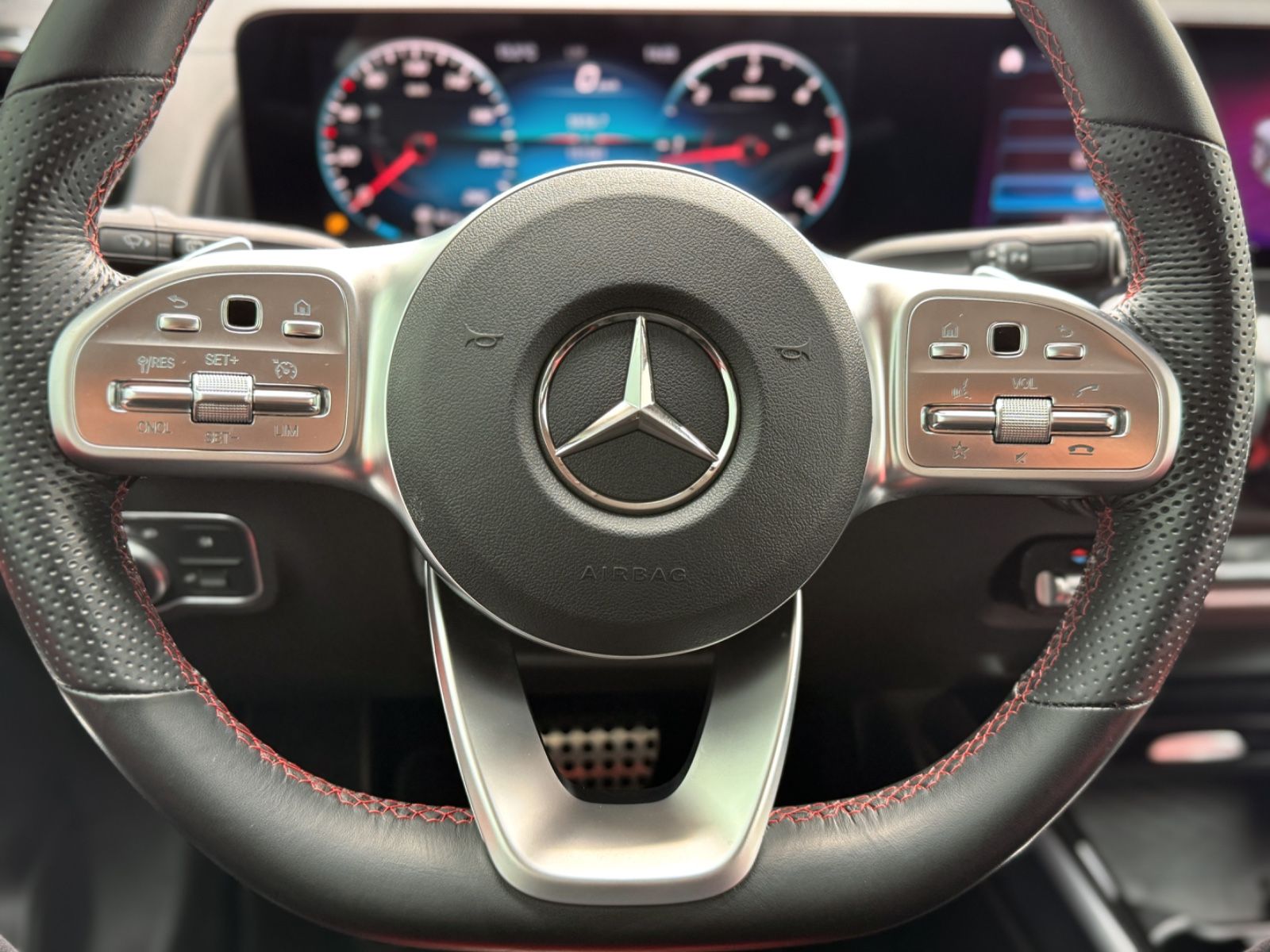 Fahrzeugabbildung Mercedes-Benz GLB 220d 4Matic AMG *7-SITZER|LED|AHK|NIGHT*
