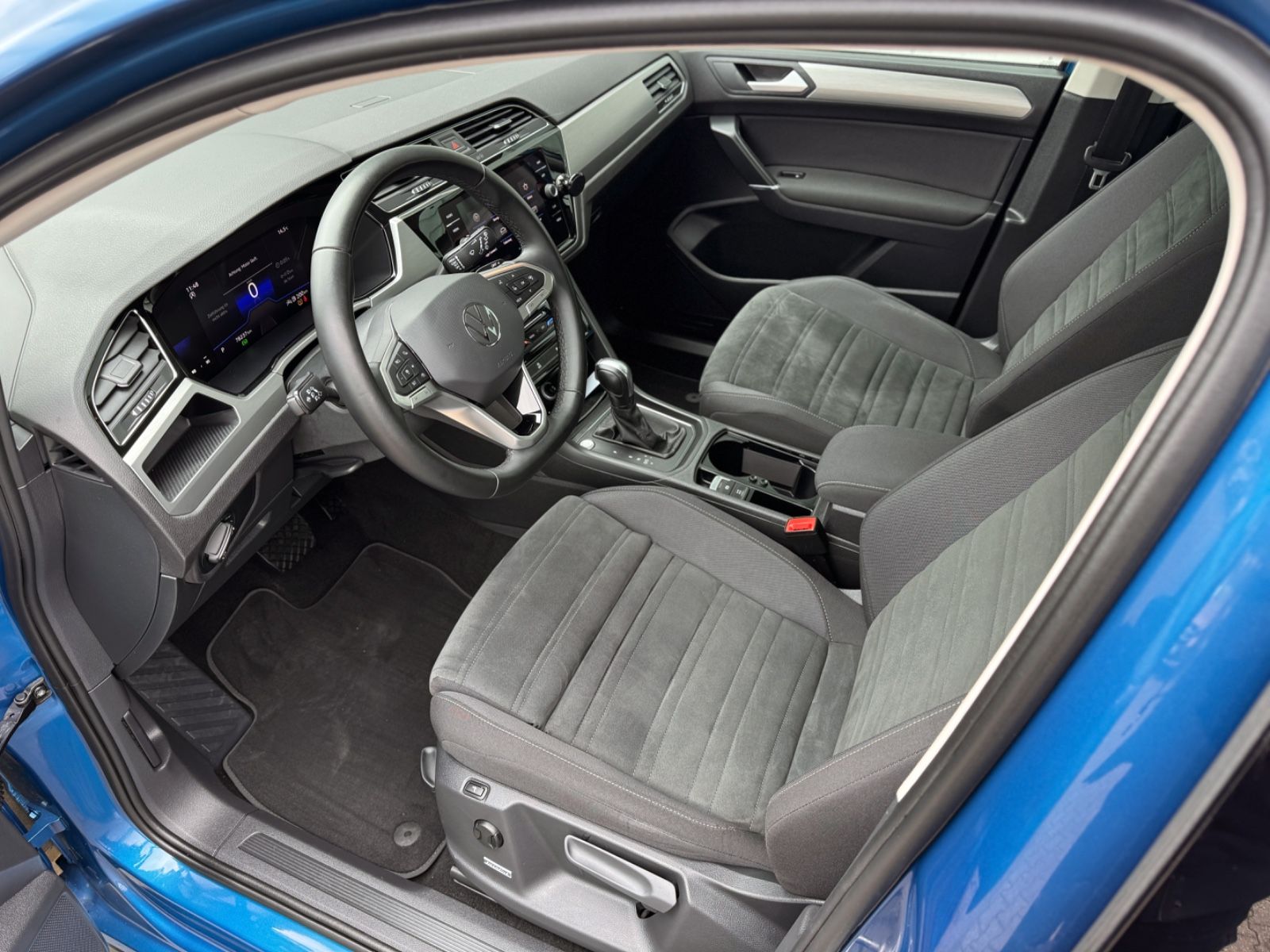 Fahrzeugabbildung Volkswagen Touran 2.0TDI-DSG *R-LINE|7-SITZER|AHK|IQ-DRIVE*