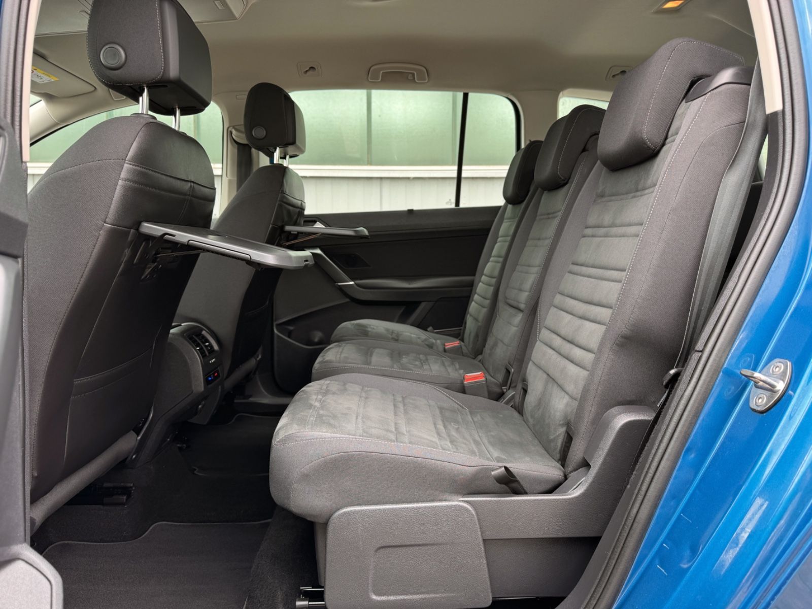 Fahrzeugabbildung Volkswagen Touran 2.0TDI-DSG *R-LINE|7-SITZER|AHK|IQ-DRIVE*